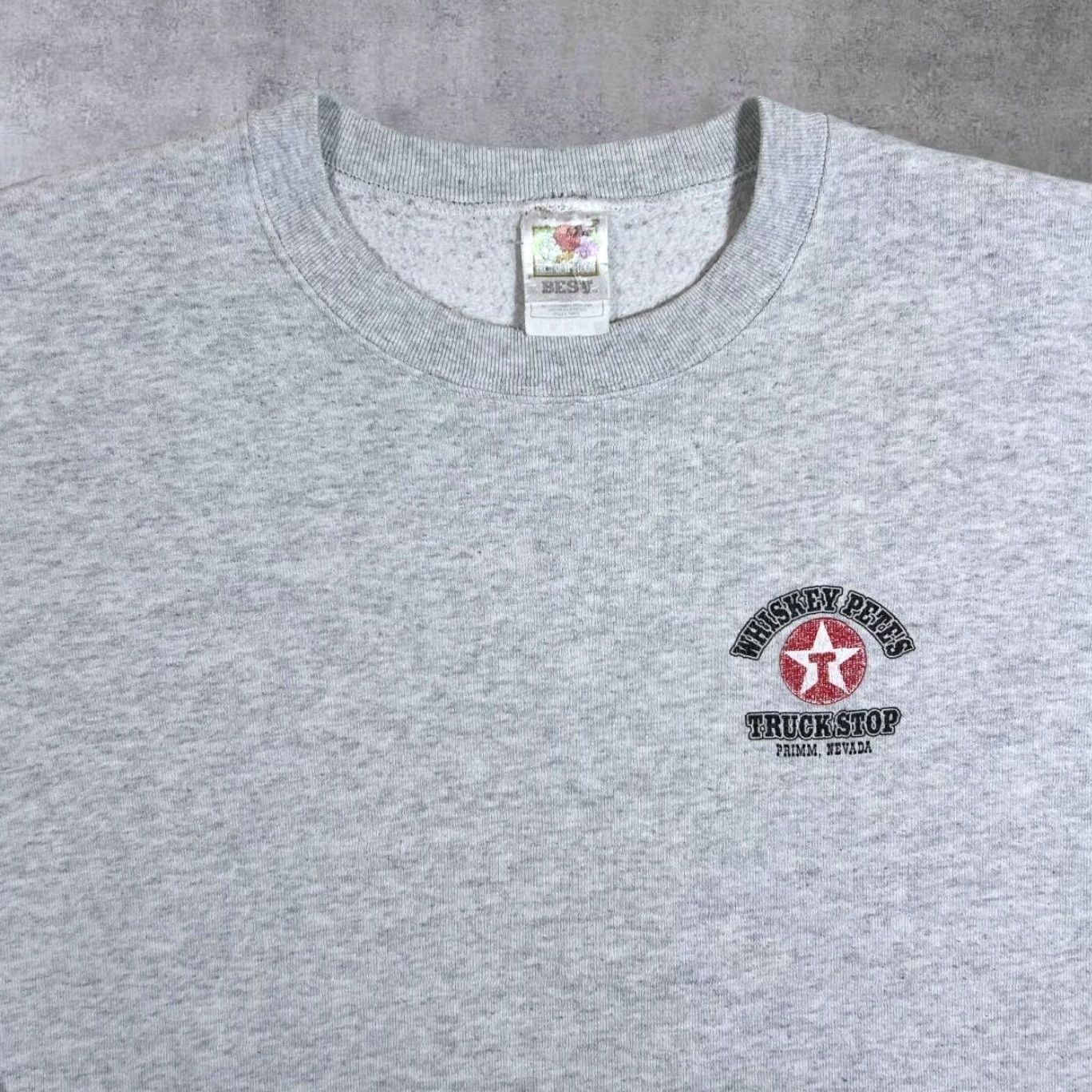 Fruit Of The Loom VINTAGE Whiskey Pete's Truck Stop "Primm, Nevada" Souvenir Grey Sweatshirt XXL Mens Sweatshirt Grey 1990s Primm Nevada Graphic Print on Chest and Back Size US XXL / EU 58 / 5 - 3 Thumbnail