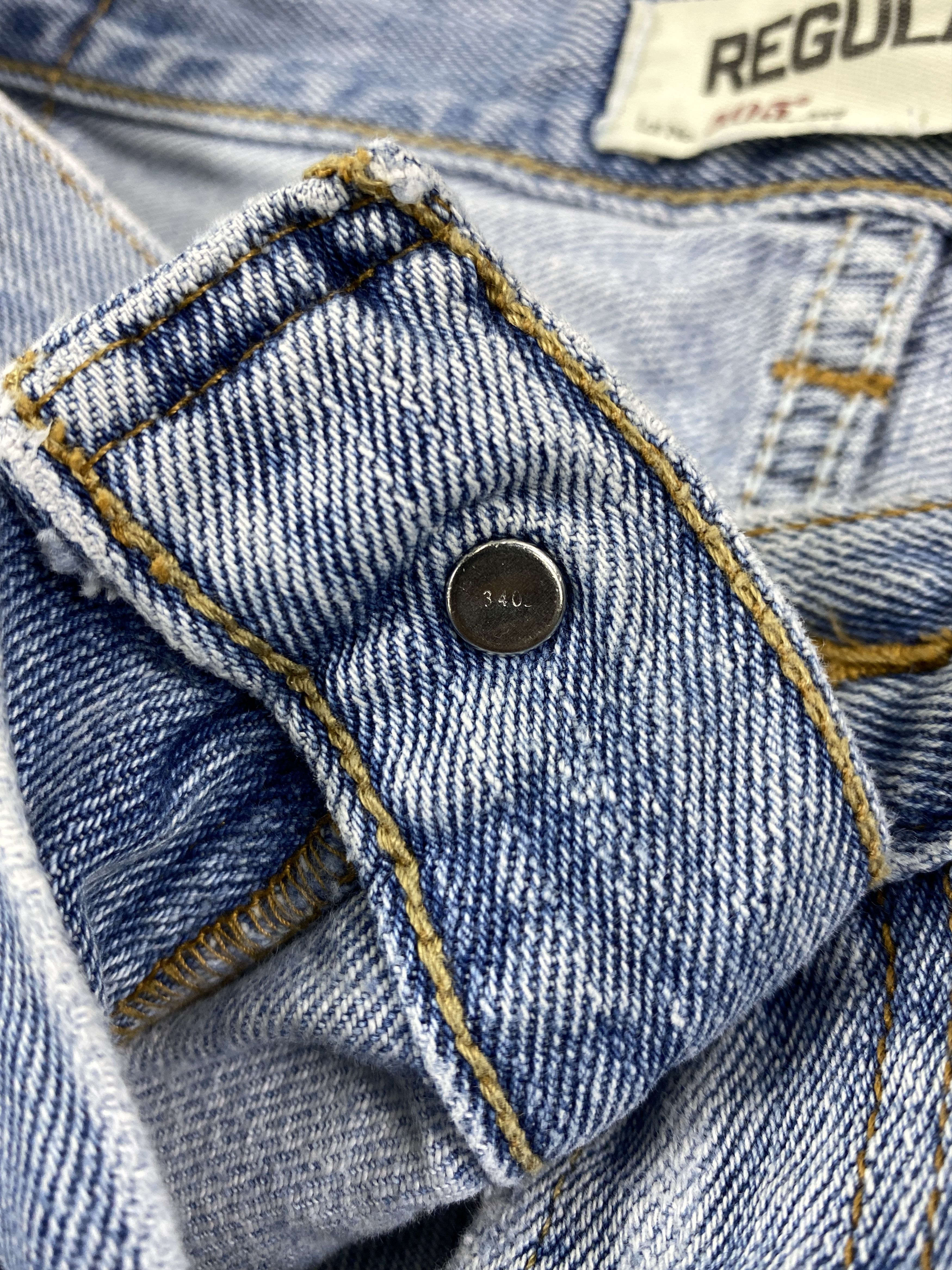 Levi's Mid Blue Vintage Levi's 505 Jeans 35x31 Denim -JN1790 Size US 35 - 7 Thumbnail