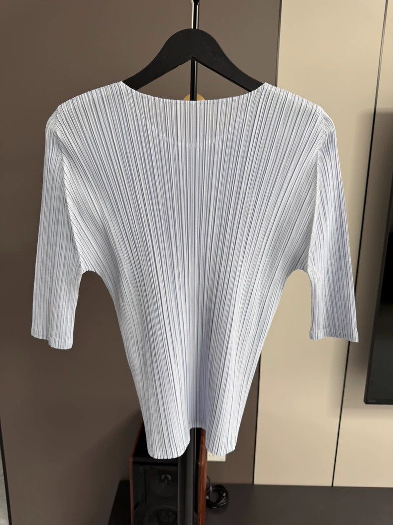 Issey Miyake Issey Miyake size:4 Grey pleated top Size M / US 6-8 / IT 42-44 - 2 Thumbnail