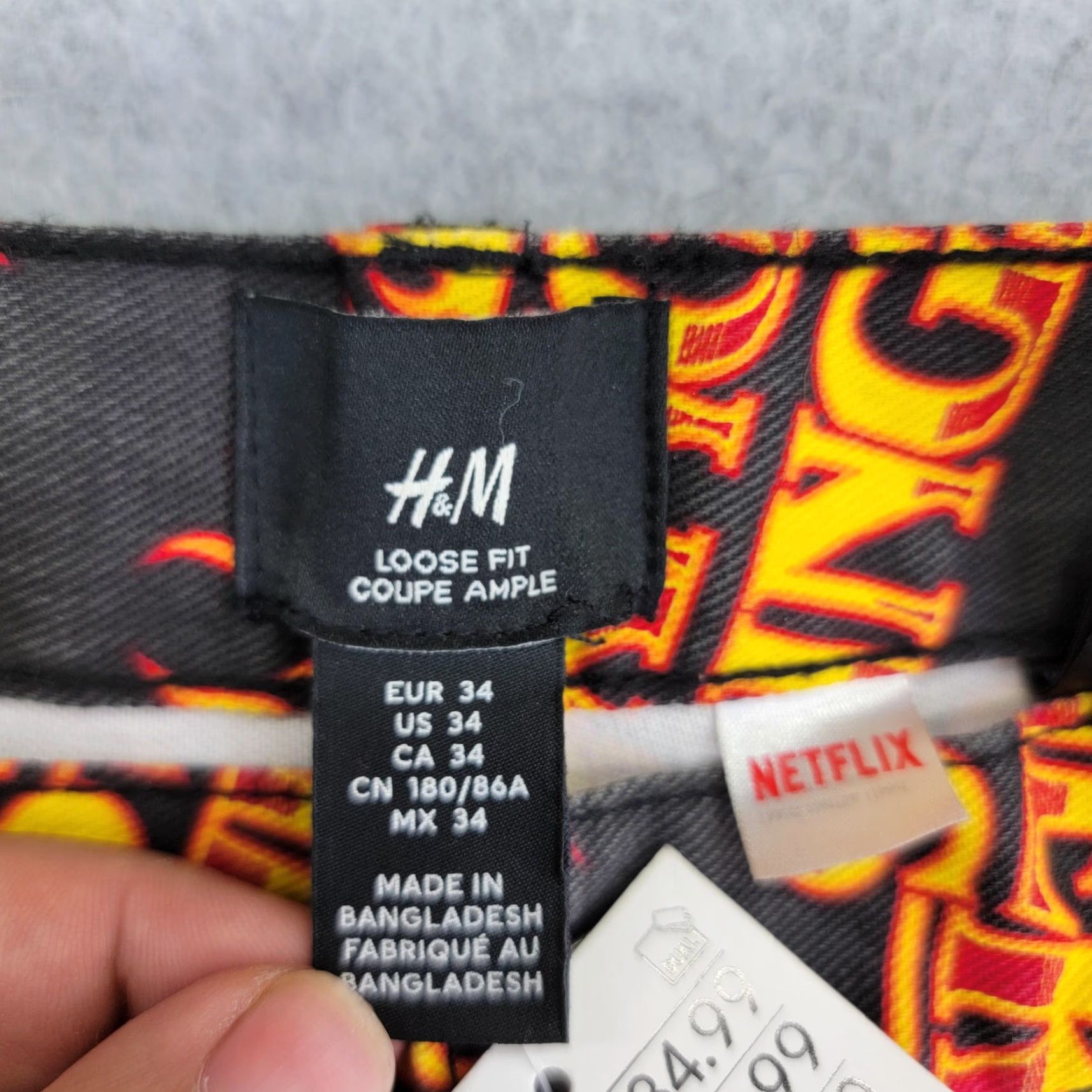 H&M VINTAGE H&M Shorts Mens 34 Black Denim Stranger Things Loose Fit Bermuda Netflix 5-Pocket Design Geometric Dark Wash Mens Size US 34 / EU 50 - 2 Thumbnail
