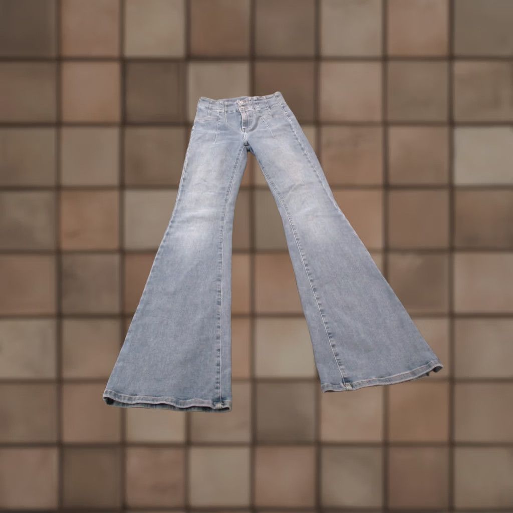Free People Free People Jeans Womens 26 Denim Flared Hippie 90s Style Casual Cotton Polyester Spandex White 26 Inseam 35 Inseam Mens Womens Girls? Size 26" / US 2 / IT 38 - 1 Thumbnail