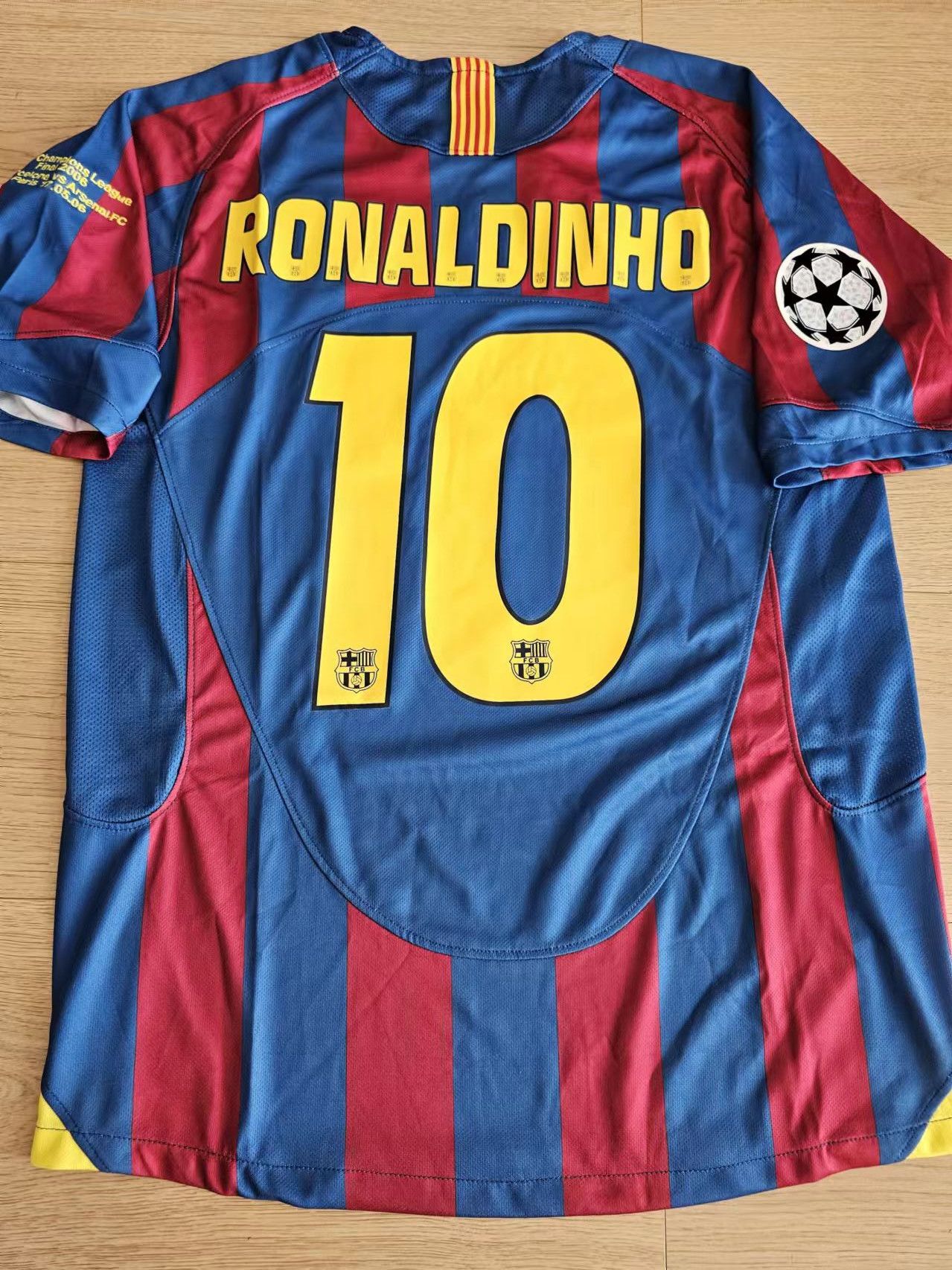Other 2005 06 Barcelona 10 Ronaldinho Jersey Size US M / EU 48-50 / 2 - 1 Thumbnail