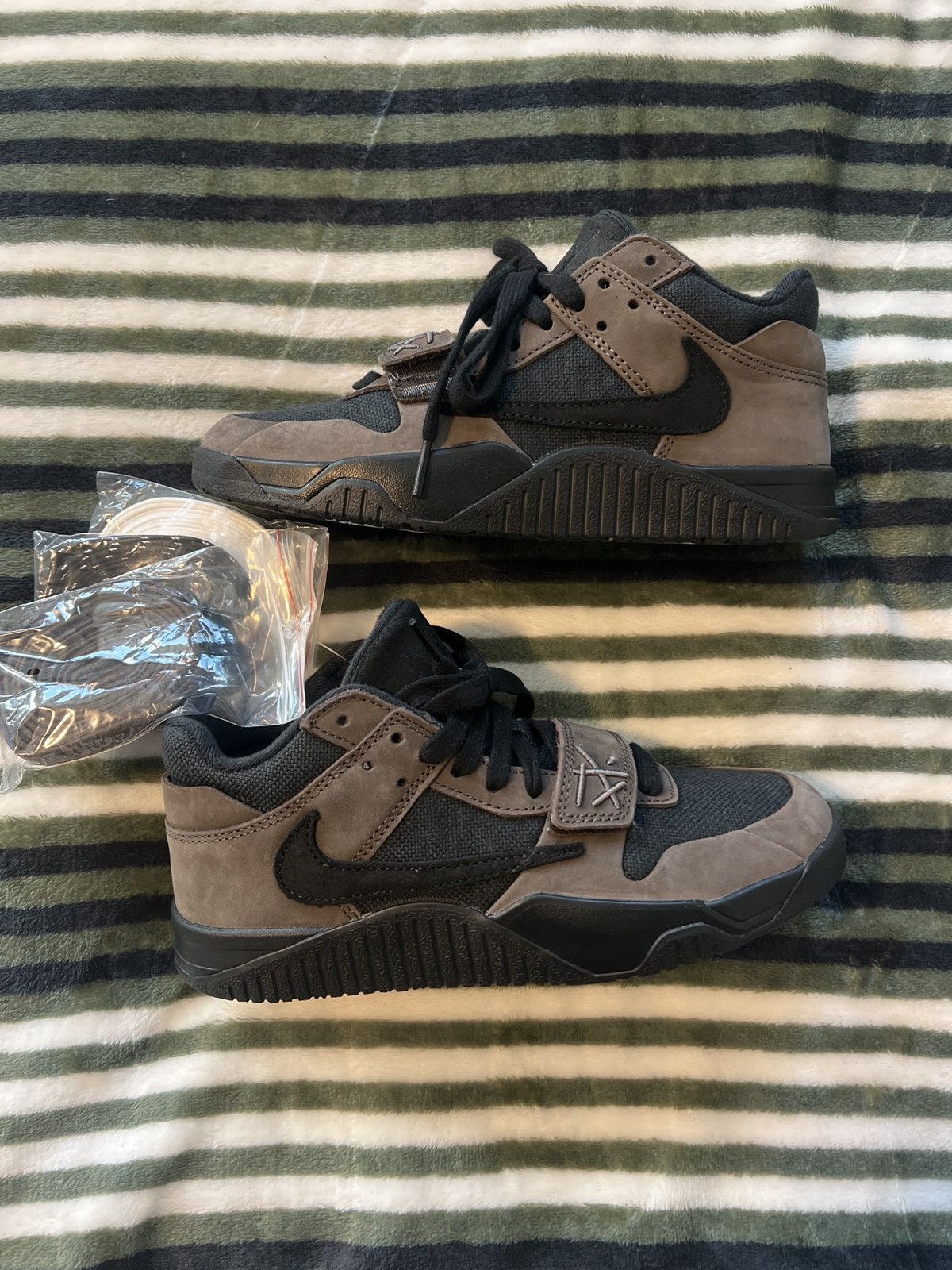 Jordan Brand × Travis Scott Jumpman Jack Dark Mocha Size US 6 / EU 39 - 1 Thumbnail