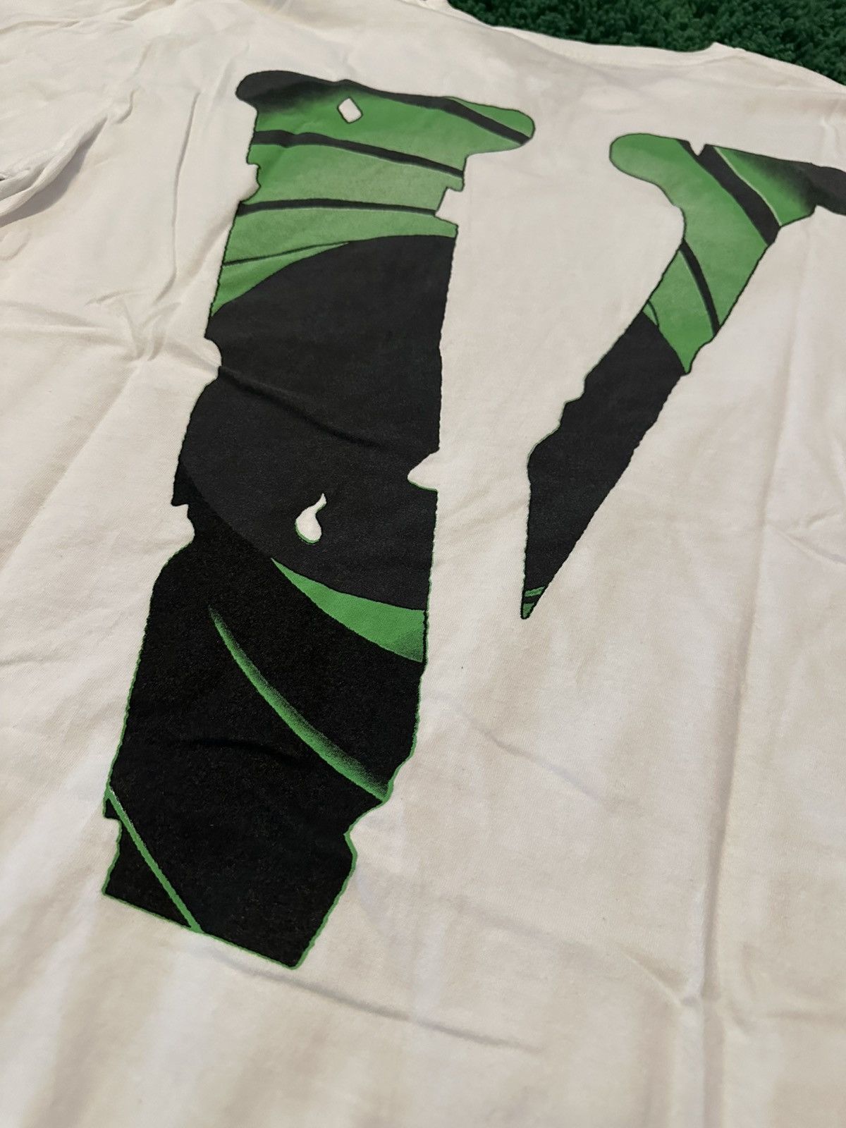 The Weeknd × Vlone Vlone x The Weeknd Juice WRLD V Logo Tee XL Size US XL / EU 56 / 4 - 4 Thumbnail