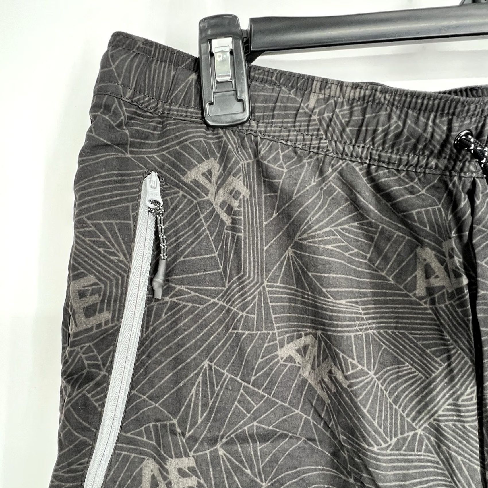 American Eagle Outfitters AMERICAN EAGLE OUTFITTERS AE NYLON JOGGER PANTS Men Medium Tapered Black & Gray Drawstring Activewear Pants Size US 31 - 3 Thumbnail