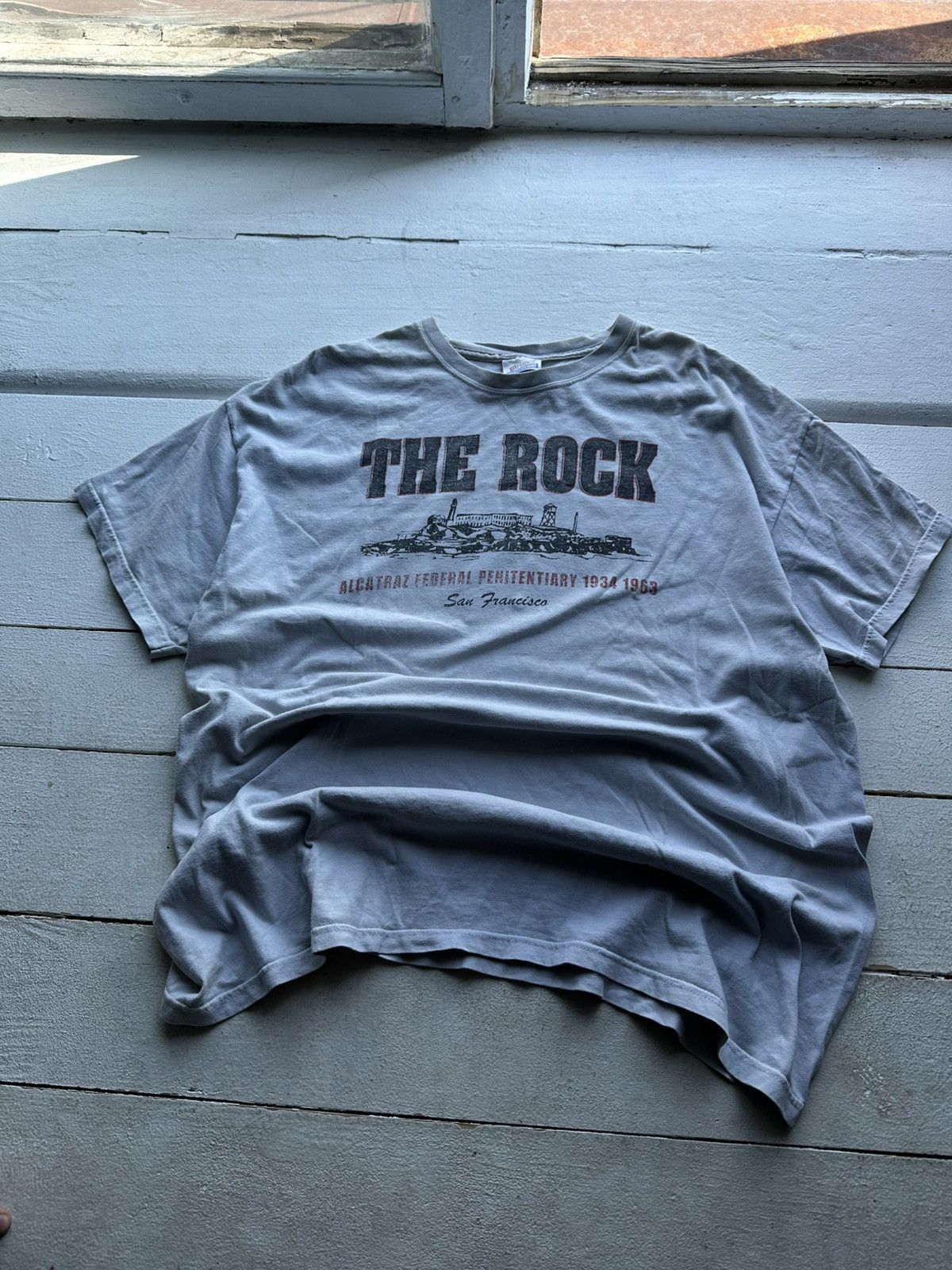 Vintage 🚨 THE ROCK ALCATRAZ BIG LOGO TEE SAN FRANCISCO Size US XL / EU 56 / 4 - 1 Thumbnail