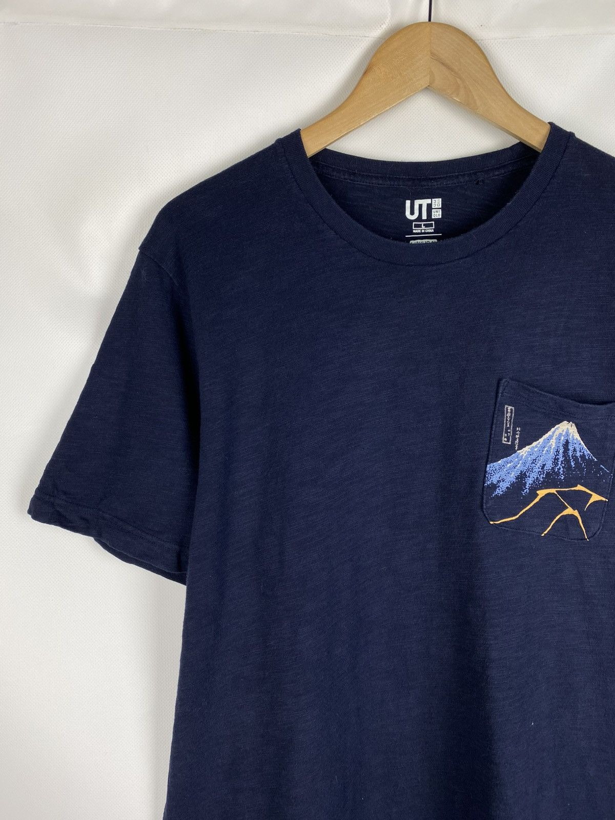 Uniqlo Uniqlo Hokusai Blue Japanese Art men’s t shirt size L Size US L / EU 52-54 / 3 - 4 Thumbnail