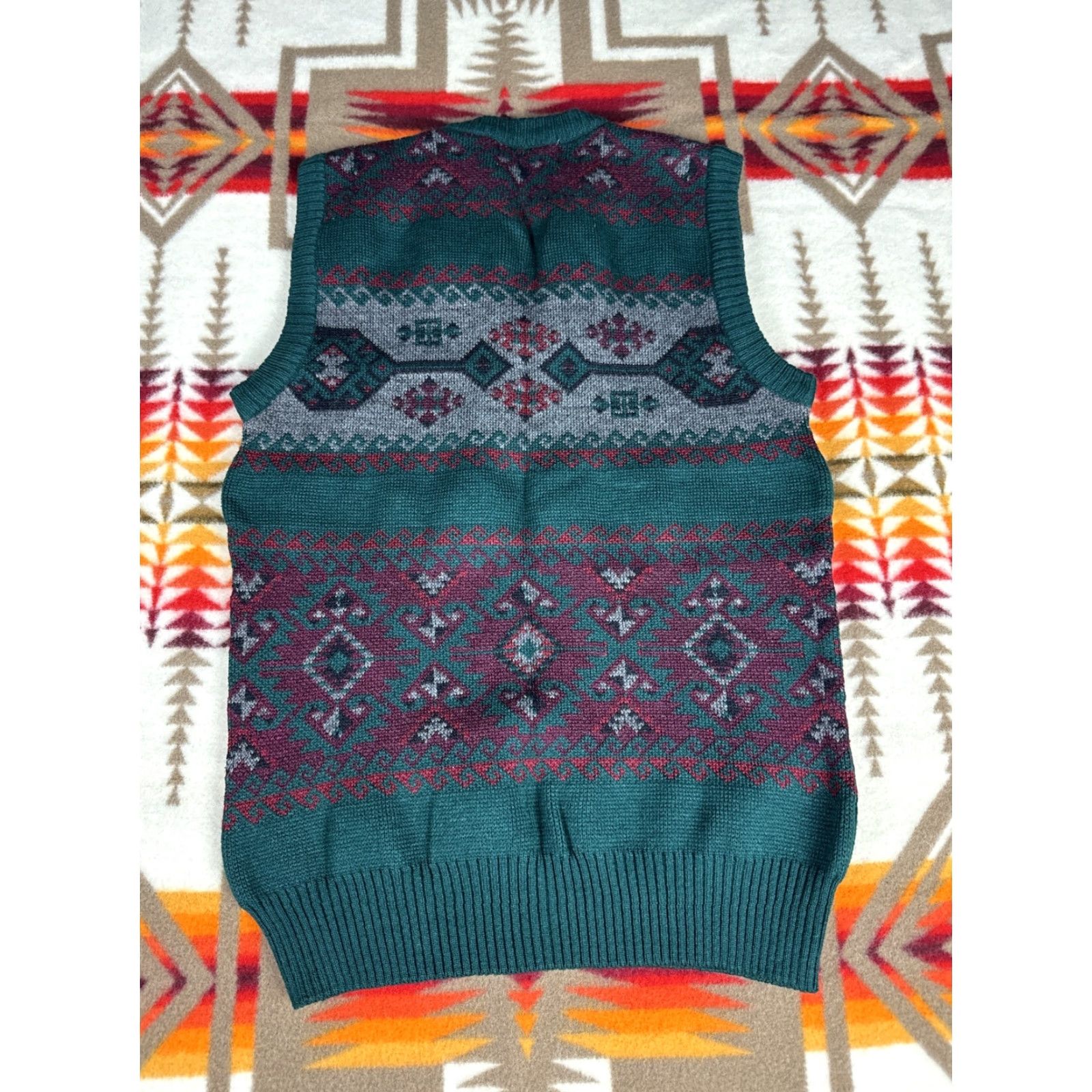 Vintage VINTAGE Northwest Territory Acrylic Sweater Vest Christmas Aztec Mens M Red sz M Size US M / EU 48-50 / 2 - 5 Thumbnail