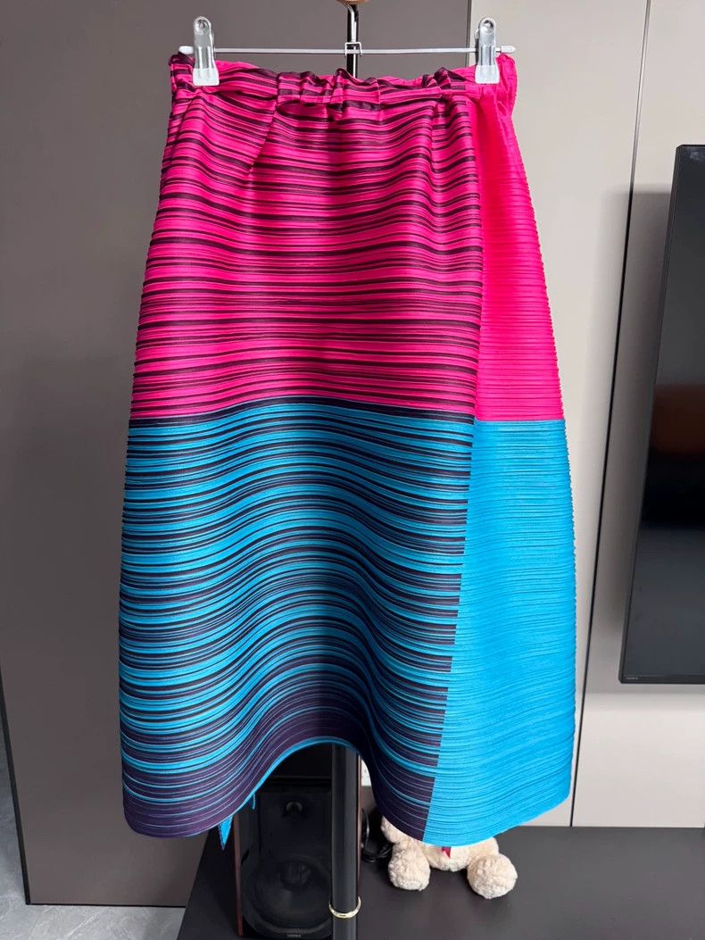 Issey Miyake Issey Miyake size:one size Red and blue horizontal striped Size 22" - 2 Thumbnail