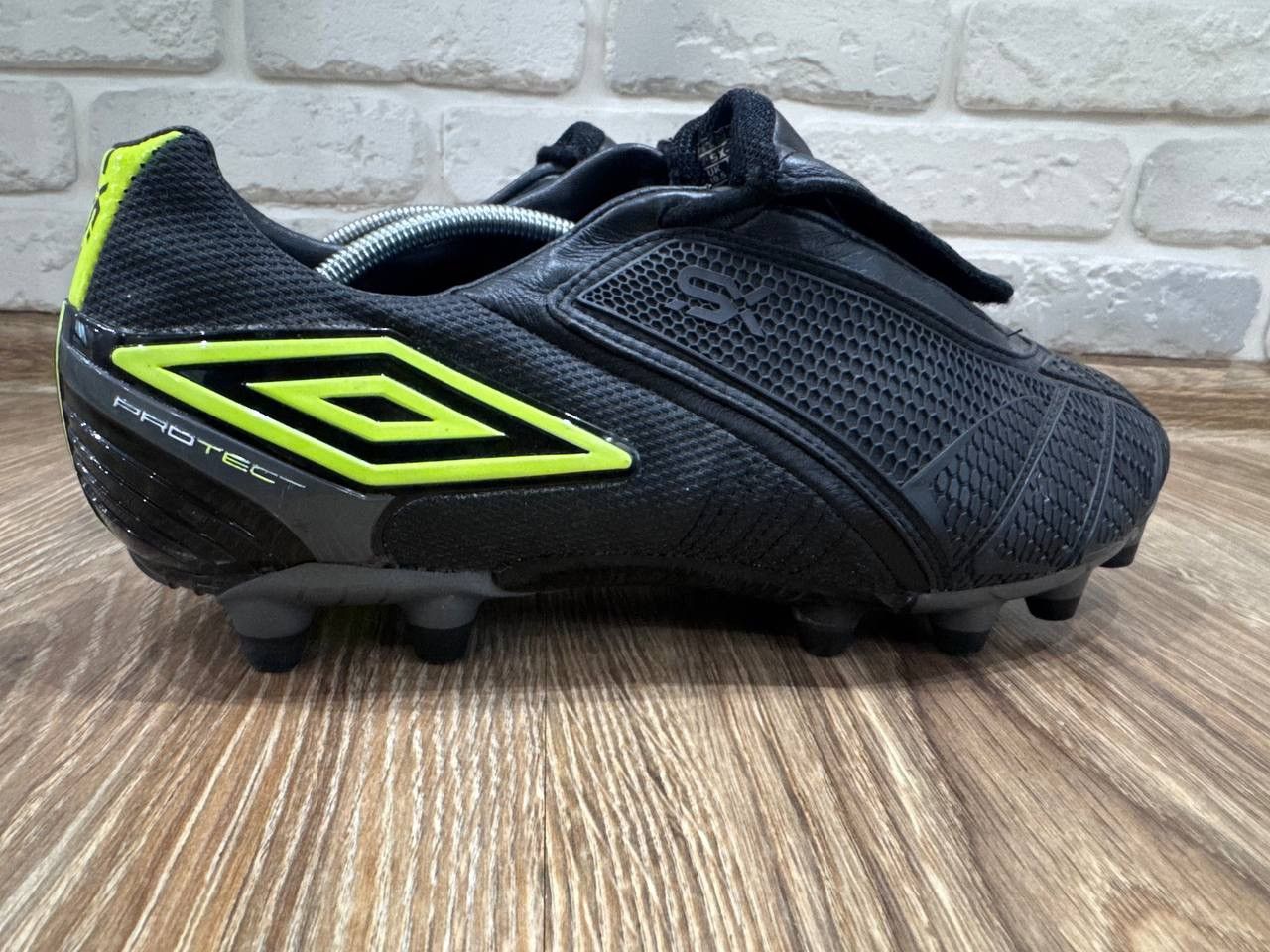 Umbro UMBRO SX VALOR II ULTRA SG ELITE SOCCER FOOTBALL BOOTS Size US 11.5 / EU 44-45 - 13 Thumbnail