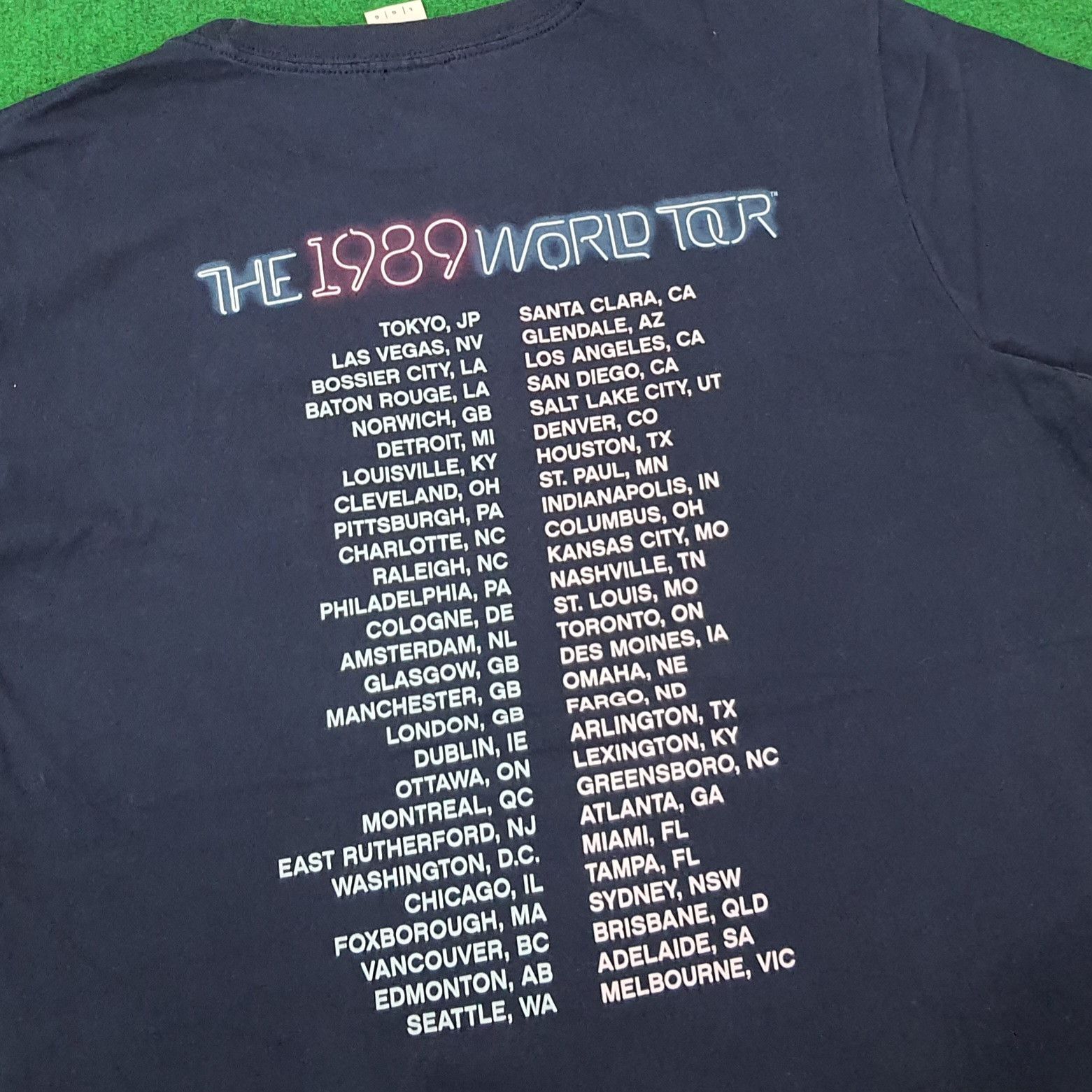 Band Tees Vintage Taylor Swift The 1989 World Tour Tees C223N84 Size US L / EU 52-54 / 3 - 4 Thumbnail