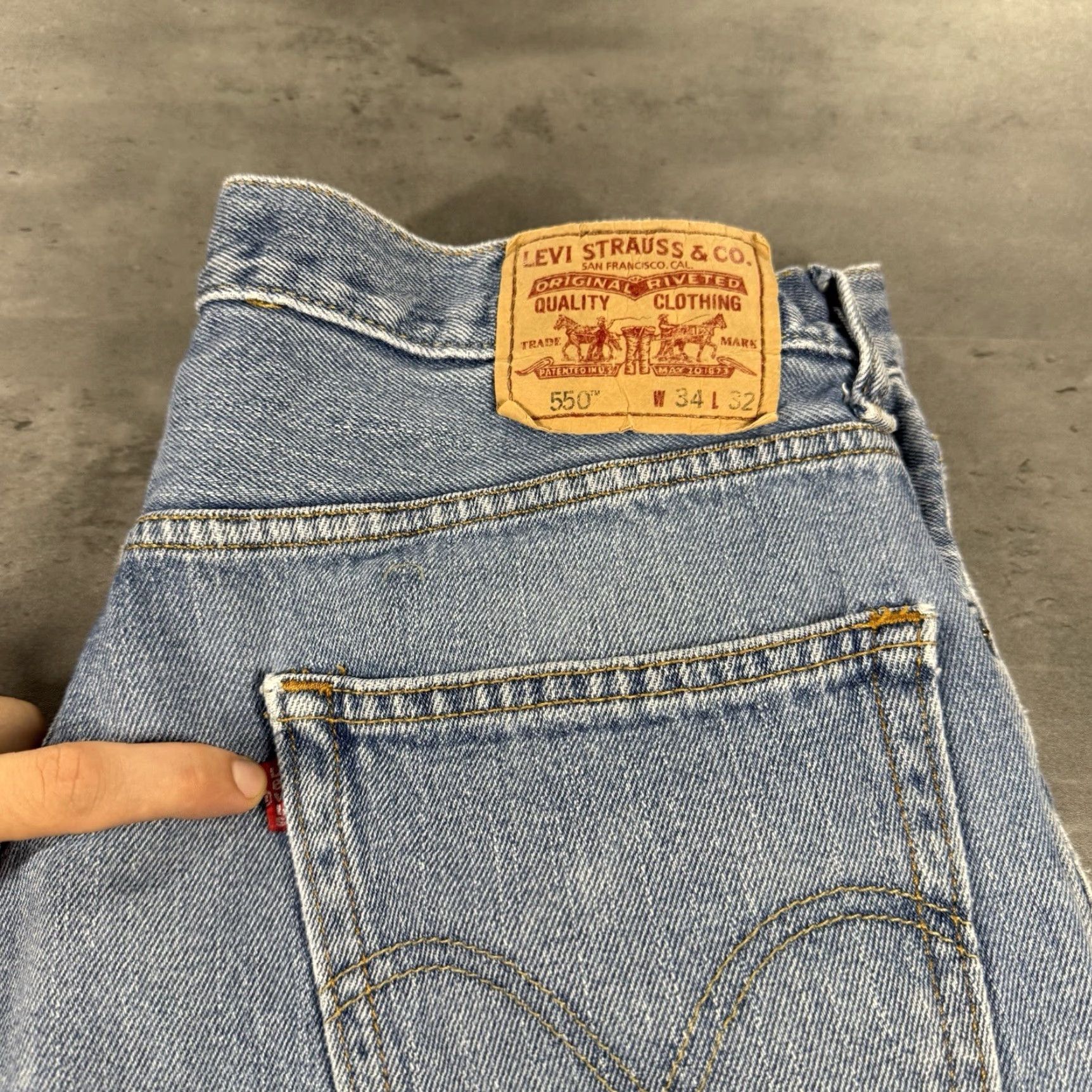 Levi's VINTAGE Levi's 550 Blue Jean 34x32 34x31 Relaxed Straight Denim 90s Mens Jeans Size US 34 / EU 50 - 4 Thumbnail
