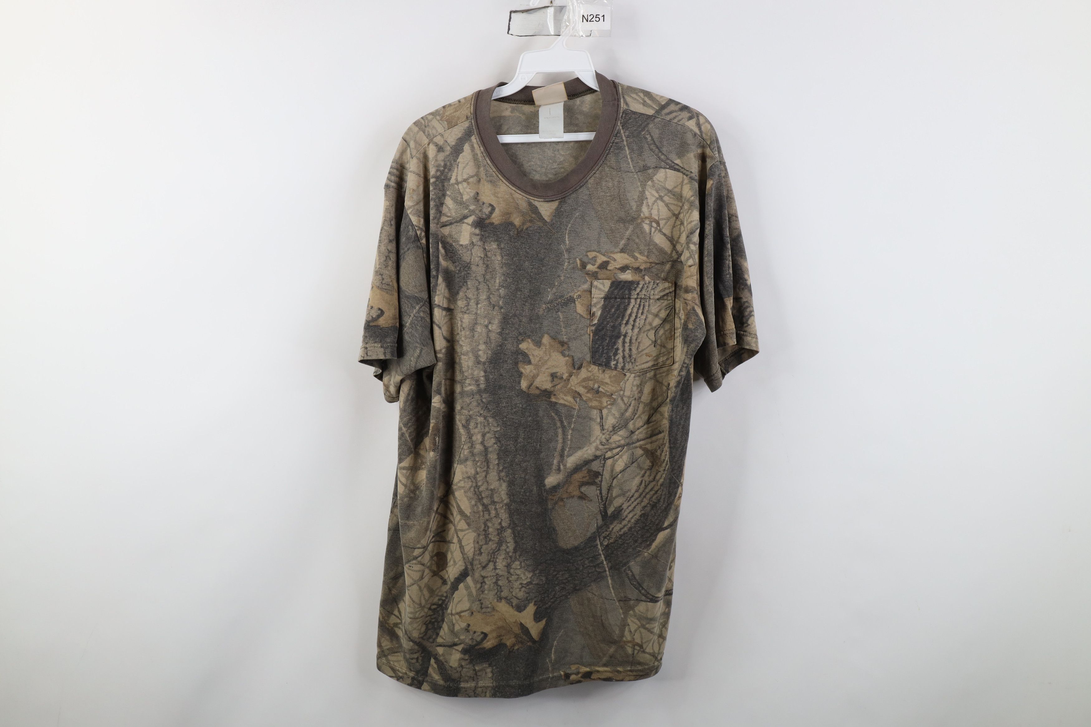 Vintage Vintage 90s Streetwear Realtree Camouflage Pocket T-Shirt Size US L / EU 52-54 / 3 - 1 Thumbnail