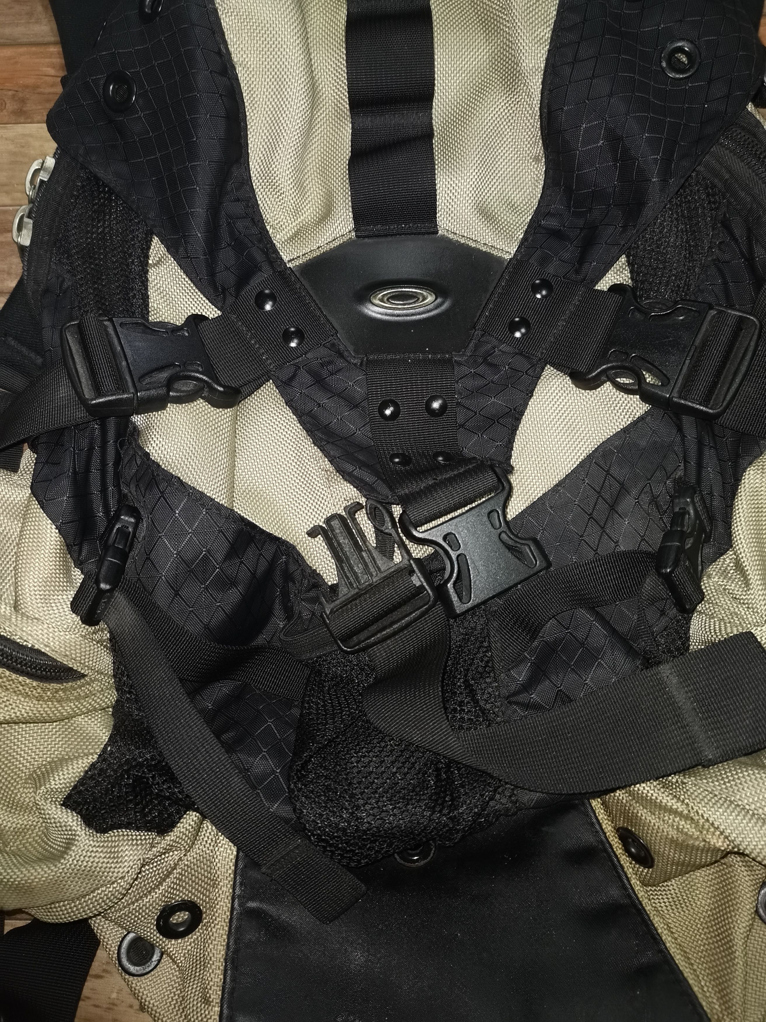 Oakley × Vintage 2000s Oakley Icon 2.0 Backpack Vintage Bag Sandbag Tactical Size ONE SIZE - 4 Thumbnail