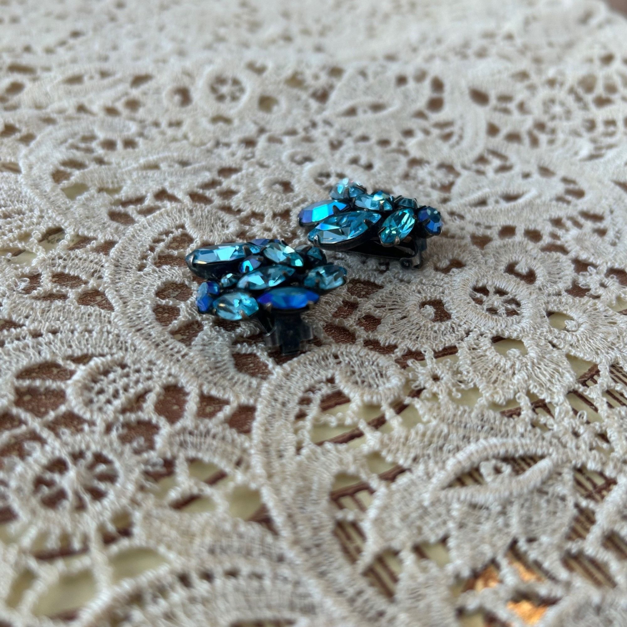 Vintage Vintage Blue Glass Rhinestone Aurora Borealis Clip Earrings Size ONE SIZE - 6 Thumbnail
