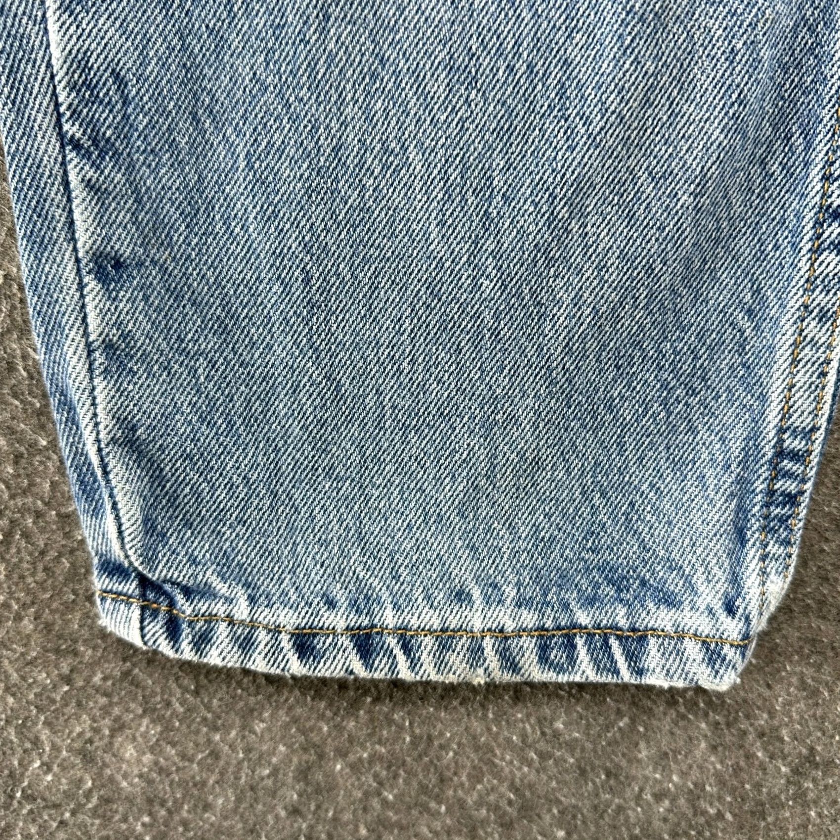 Levi's VINTAGE Levi's 560 Jeans Men 31 30 Blue Light Wash Tapered Relaxed 90s Denim 5-Pocket Logo Zipper Buttons Mens Size US 31 - 7 Thumbnail