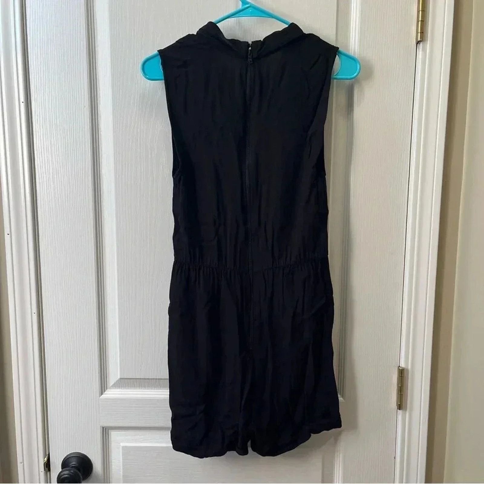Alice + Olivia Alice + Olivia Romper Size 2 Black Zip Up Back V Neck Flowy Size 26" / US 2 / IT 38 - 12 Thumbnail