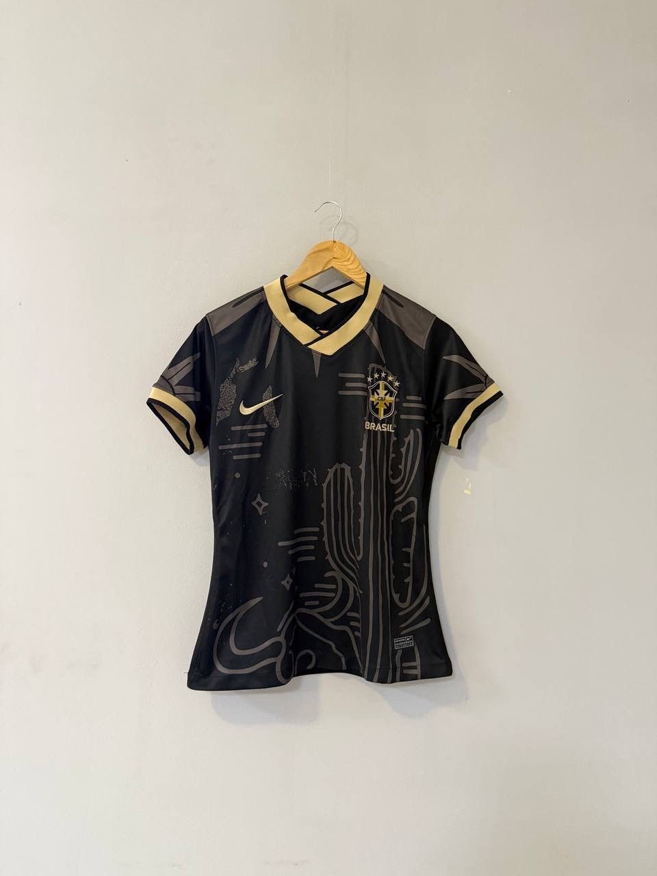 Nike Nike Brazil Soccer Jersey Womenswear Streetwear Rare M Size M / US 6-8 / IT 42-44 - 1 Thumbnail