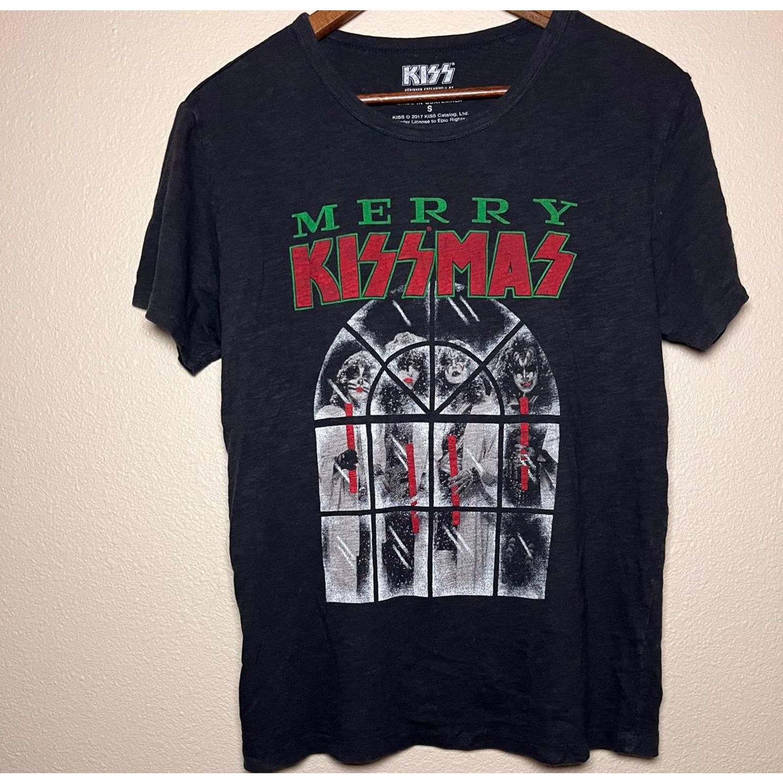 Lucky Brand 🎄 Lucky Brand x KISS “Merry KISSmas” Tee – Size S Size US S / EU 44-46 / 1 - 1 Thumbnail