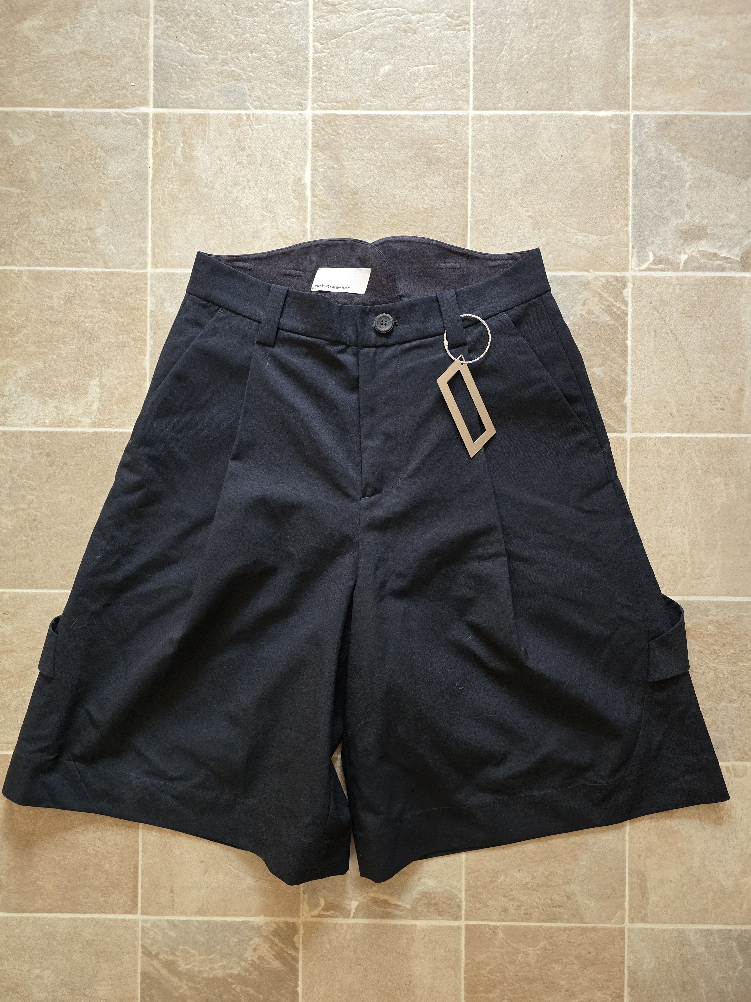 pet-tree-kor Pet Tree Kor Black Trifolium Shorts Size US 34 / EU 50 - 1 Thumbnail