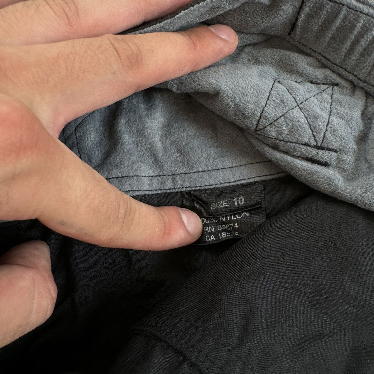 Mountain Hardwear Mountain Hardwear Nylon Black Outdoor Cargo Shorts Size 28" / US 6 / IT 42 - 8 Thumbnail