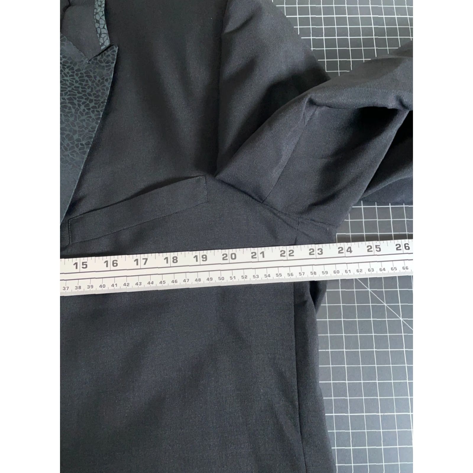 Vintage VINTAGE 70s Era Tuxedo Jacket Men’s 44 Regular Black Geometric Pattern Lapel USA Made After Six One Button Adults Mens Size 44R - 7 Thumbnail