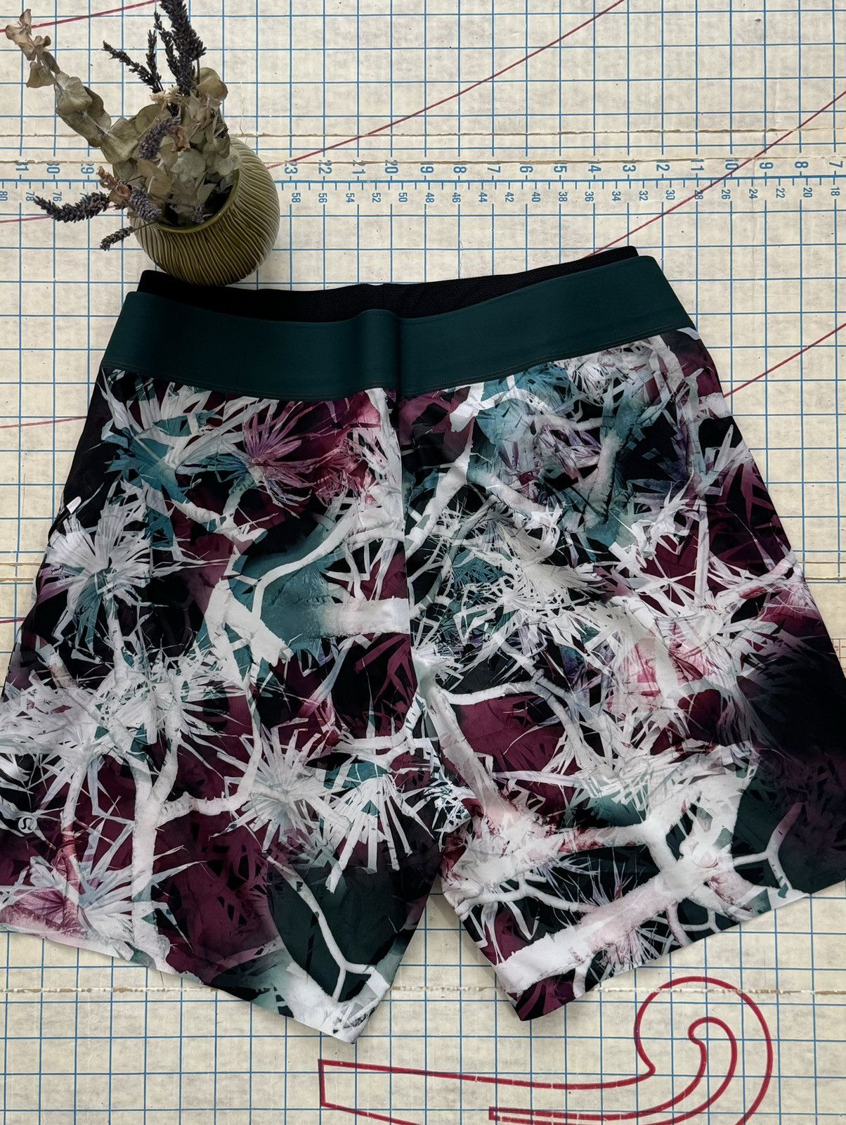 Lululemon Lululemon El Current Shorts 7” Lined Size 38 Palms Pattern Size US 38 / EU 54 - 6 Thumbnail