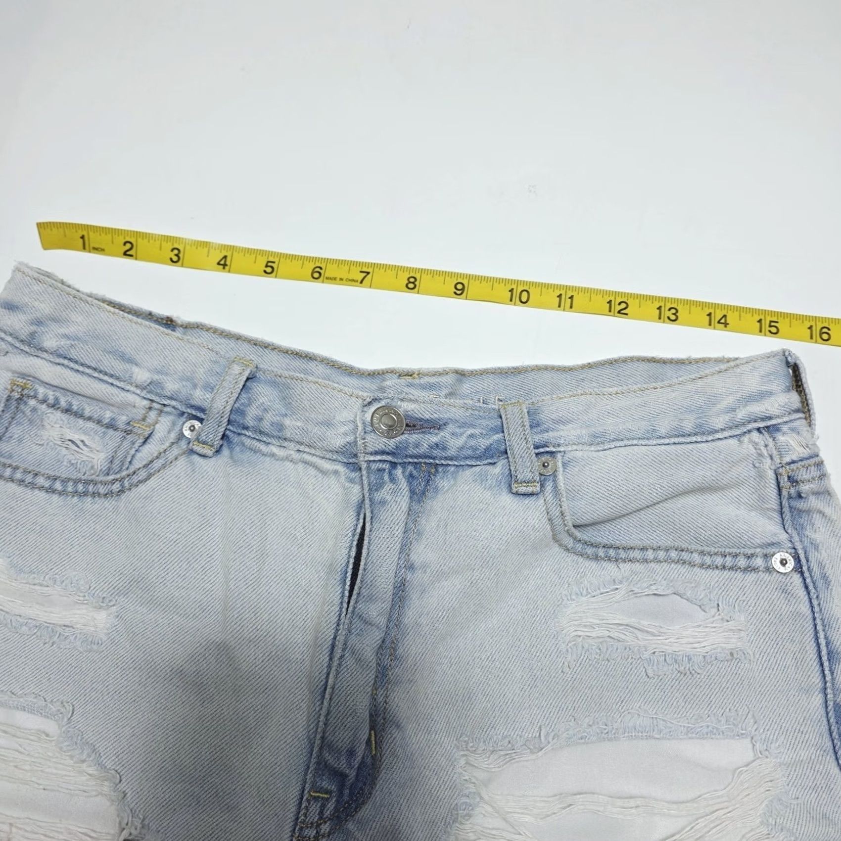 American Eagle Outfitters American Eagle Outfitters Mom Shorts Light Wash Cut Off Women's 8 Distressed Size 30" / US 8 / IT 44 - 5 Thumbnail