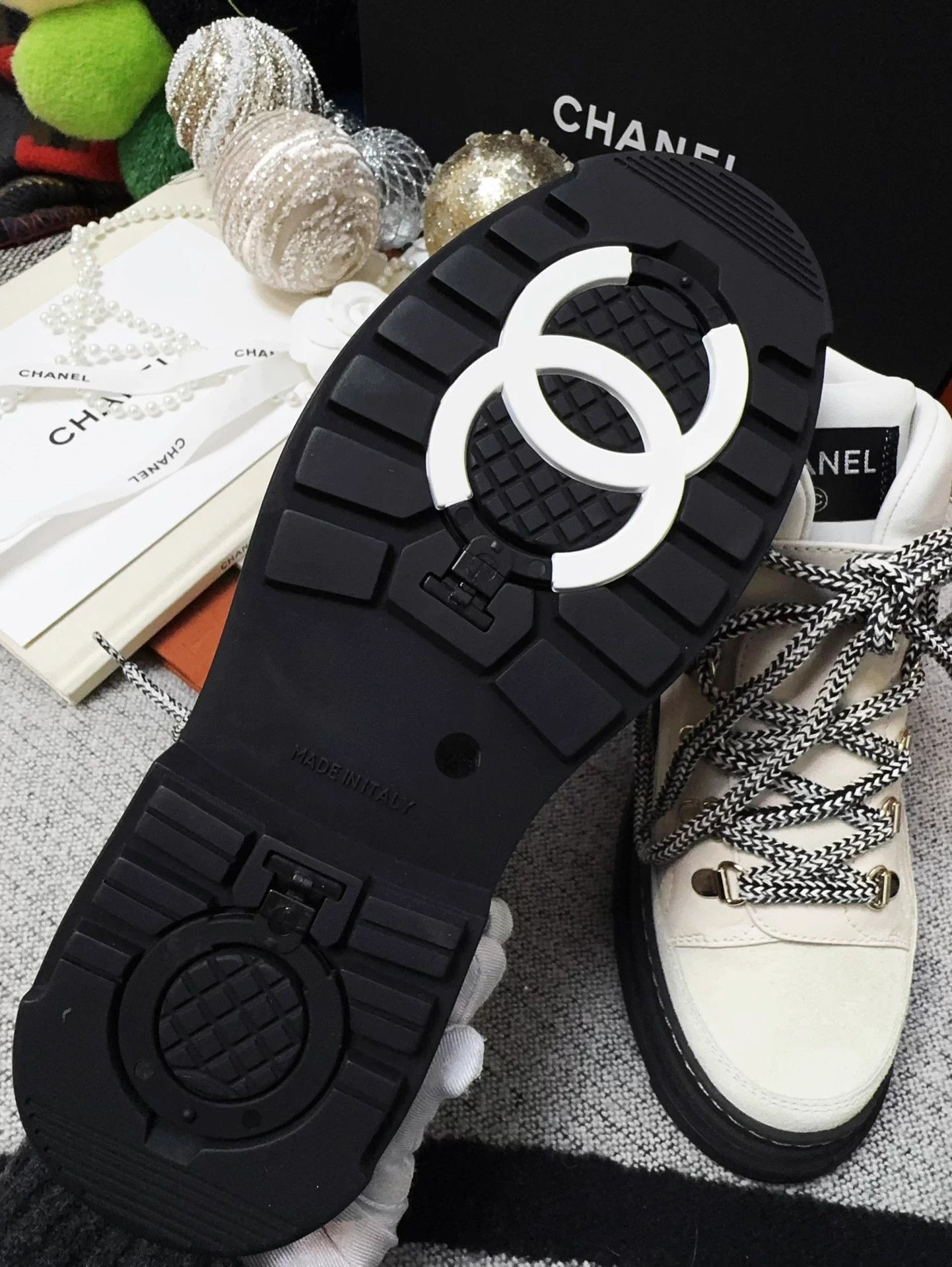 Chanel Chanel Coco neige cream suede lace-up snow boots 36 new Size US 5 / IT 35 - 8 Thumbnail
