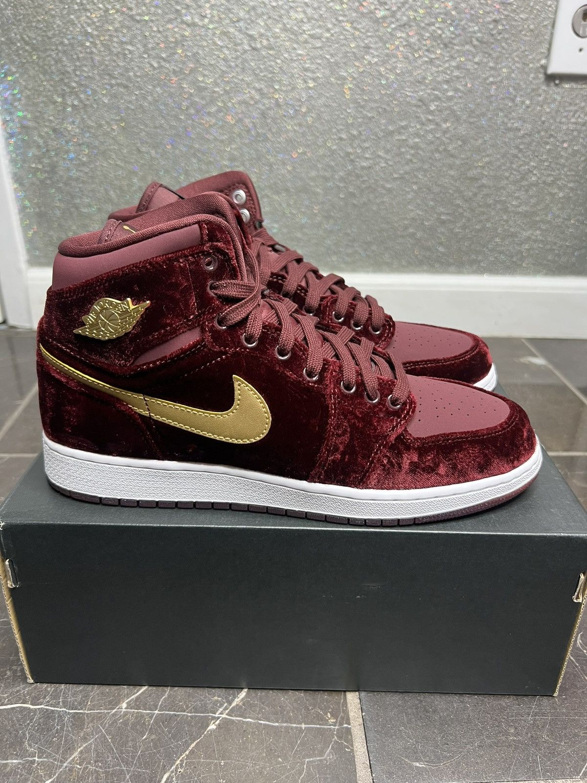 Jordan Brand Jordan Heiress Night Maroon 1s (2016) DS GS 7Y! Size US 7 / EU 40 - 2 Thumbnail