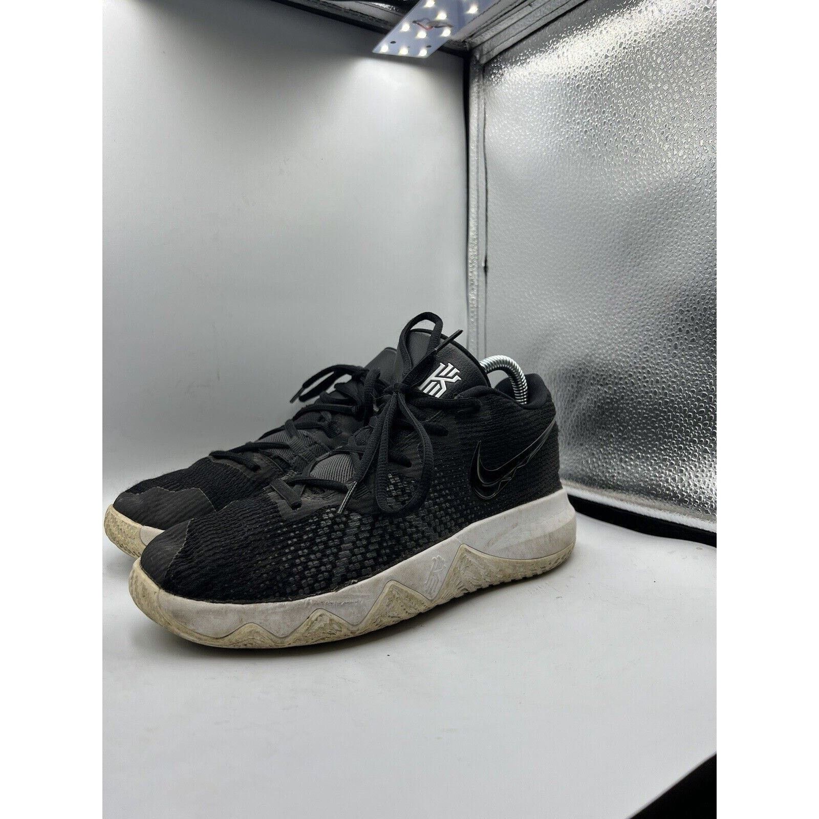 Nike Nike Boys Kyrie Irving Flytrap Black/White Shoes Size 6Y Size US 6 / EU 39 - 2 Thumbnail