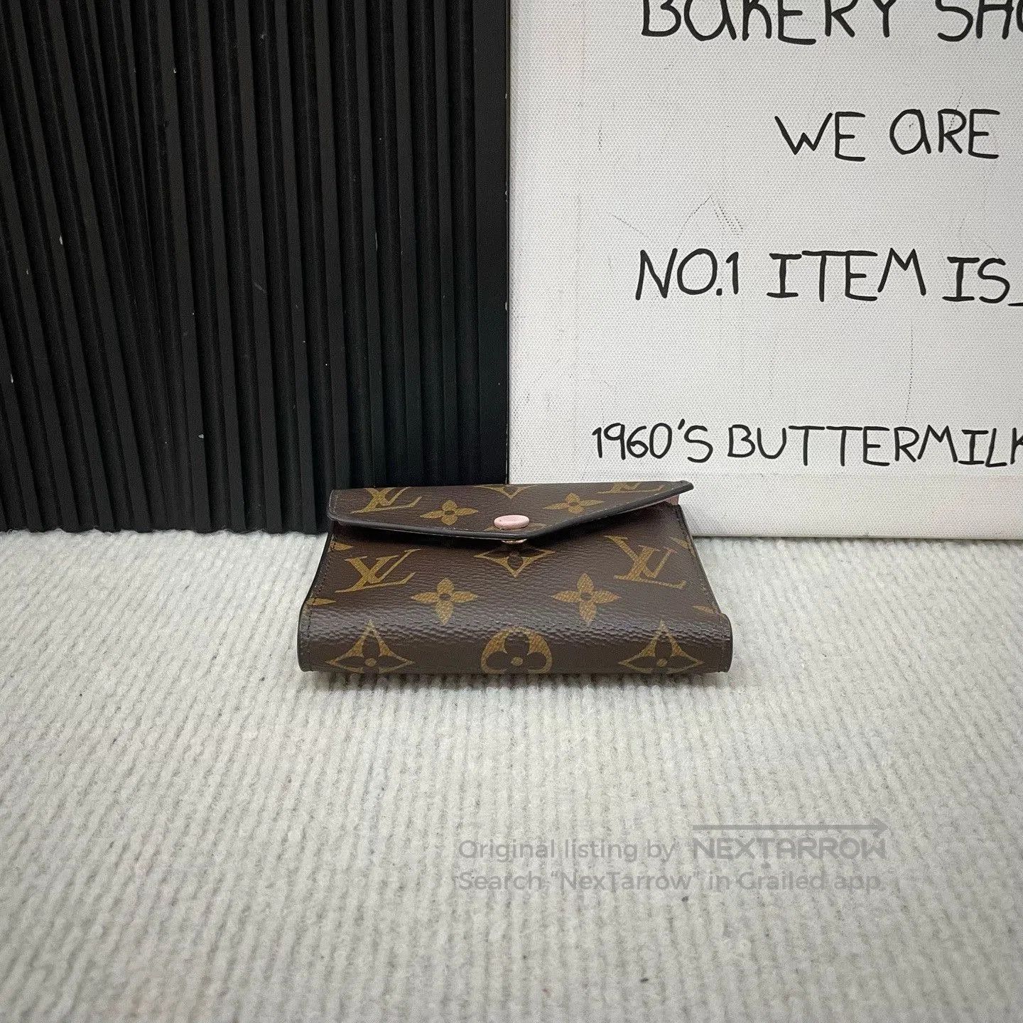 Louis Vuitton LV Monogram Pink Detail Compact Wallet. Size ONE SIZE - 3 Thumbnail