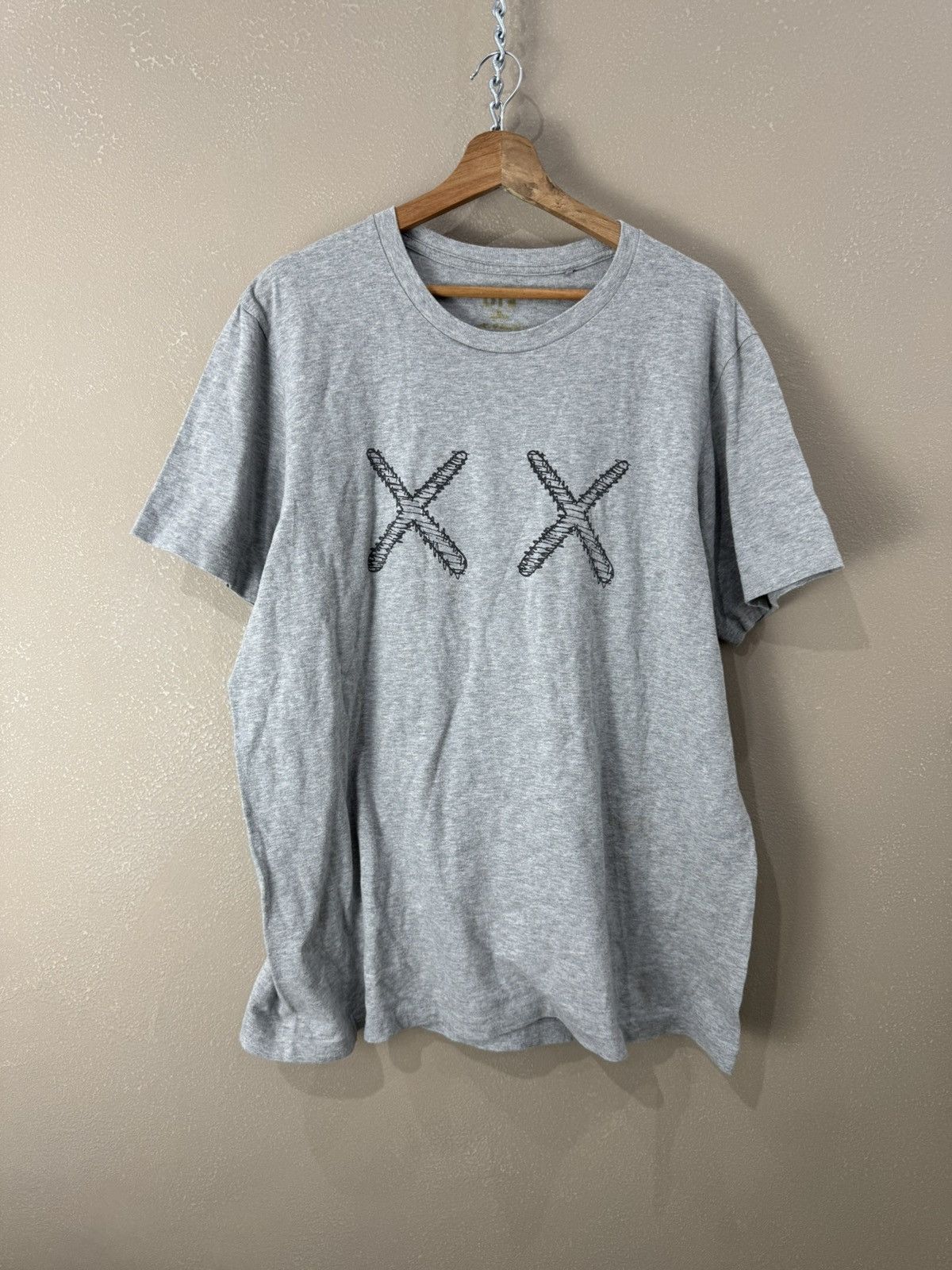 Japanese Brand Kaws x Uniqlo T-Shirt Big Logo White Y2K Street Style Sz XL Size US XL / EU 56 / 4 - 1 Thumbnail