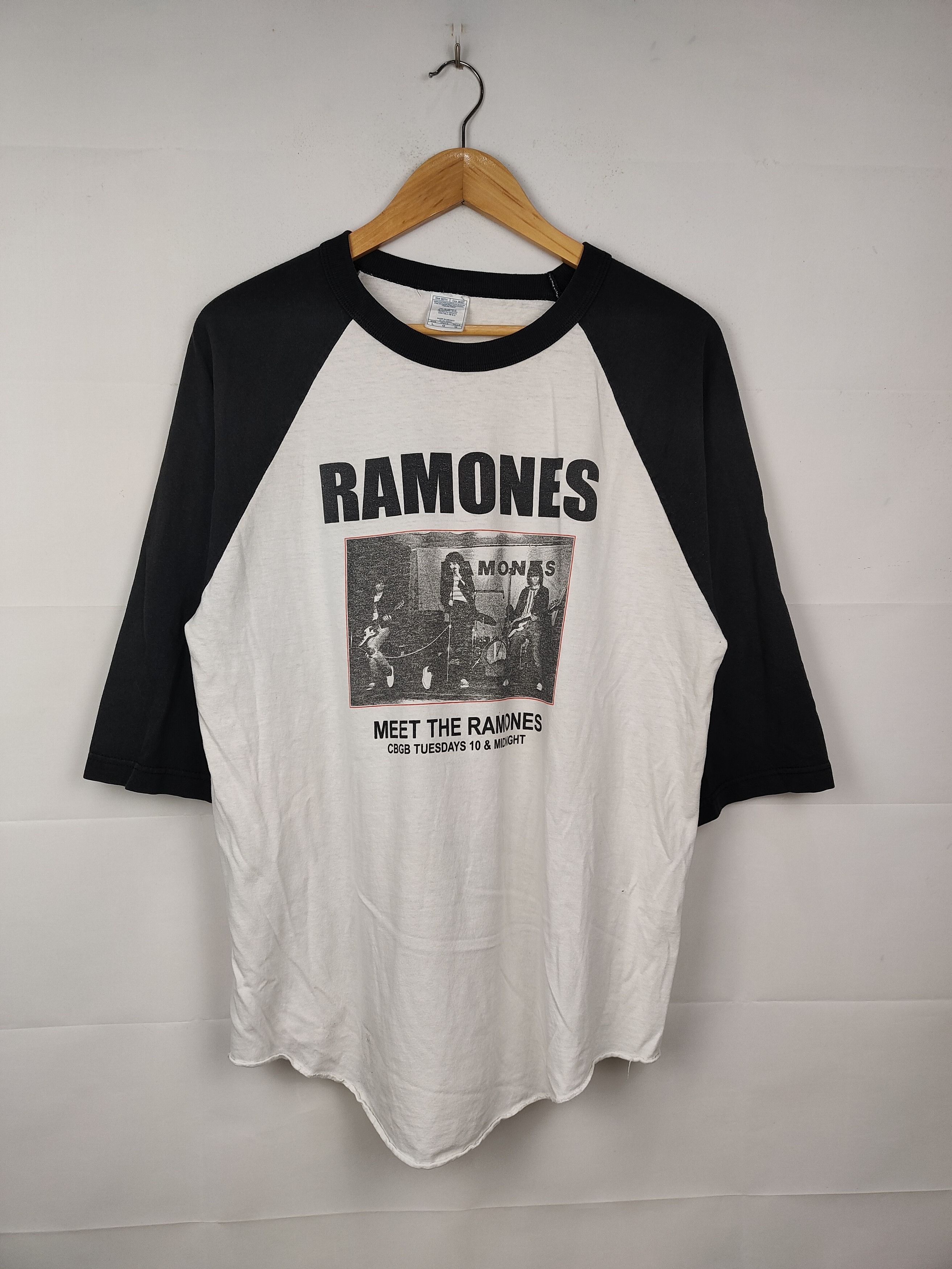 Band Tees vintage Ramones "Meet the Ramones" CBGB raglan T-shirt Size US L / EU 52-54 / 3 - 1 Thumbnail