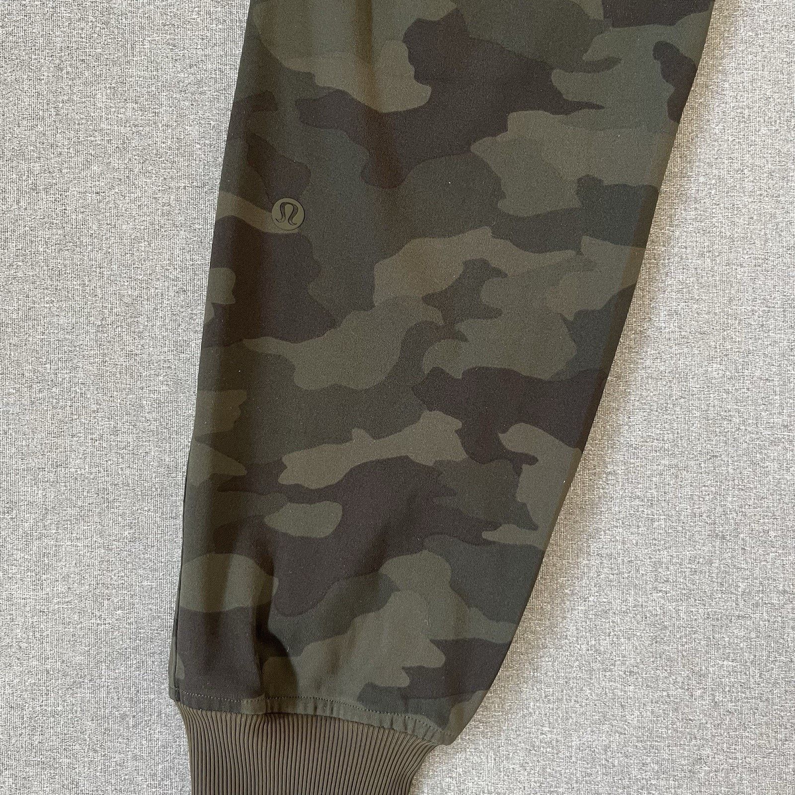 Lululemon Lululemon On the Fly Jogger Size 2 Luxtreme Camo Dark Olive Size 26" / US 2 / IT 38 - 3 Thumbnail