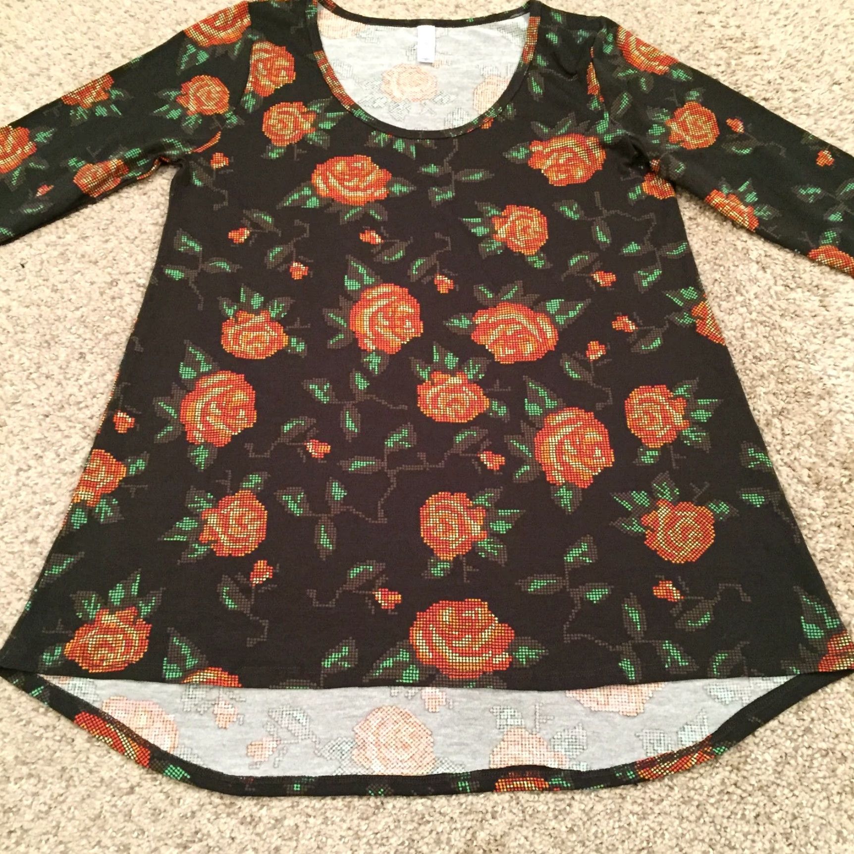 Vintage **LuLaRoe Lynnae Black Floral Long Sleeve T-Shirt Medium** User: LuLaRoe Lynnae Black Floral Long Sleeve T-Shirt Medium Size M / US 6-8 / IT 42-44 - 4 Thumbnail