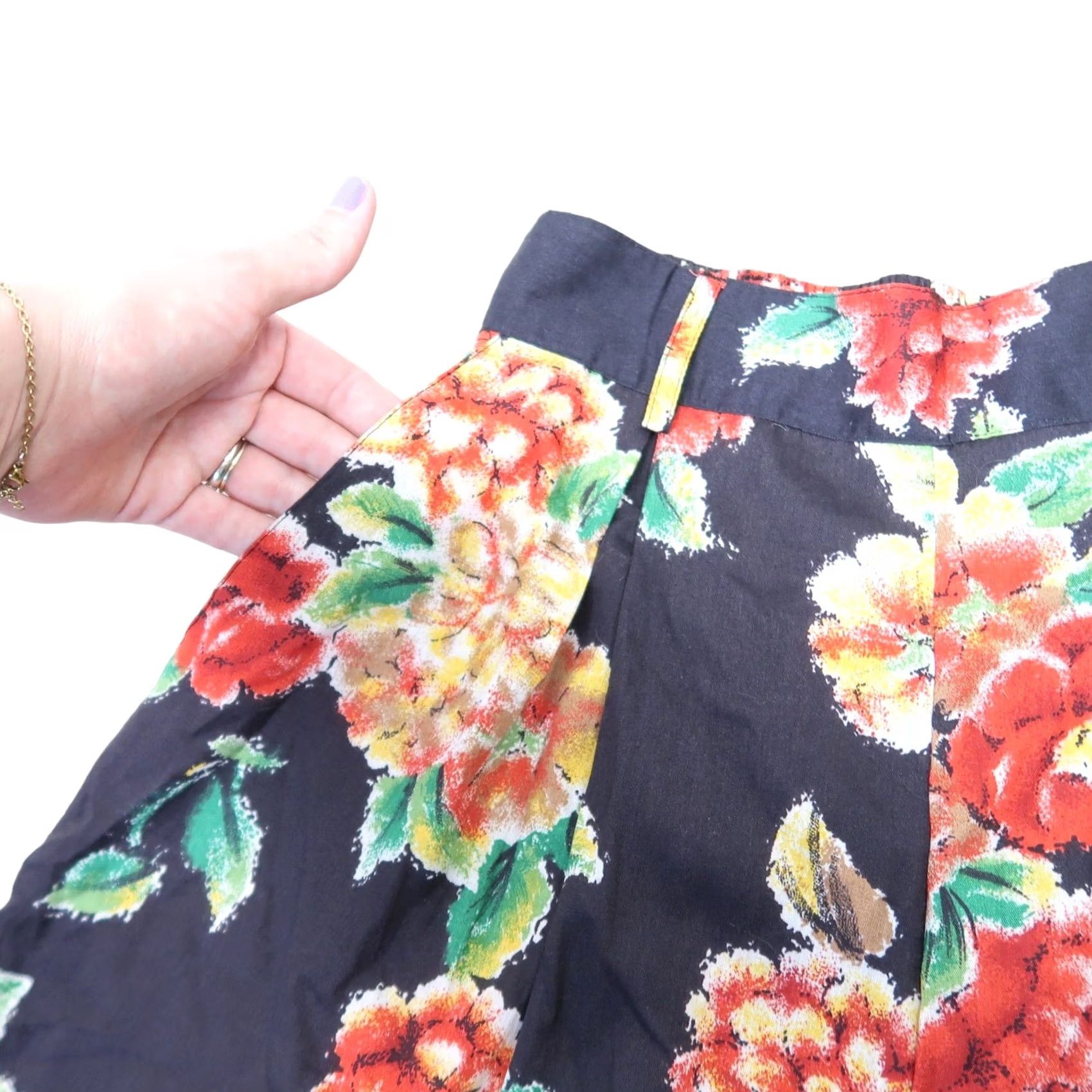 Vintage VINTAGE Nouveau black and red floral high rise Bermuda shorts M Womens Non-Specific? Size 32" / US 10 / IT 46 - 3 Thumbnail