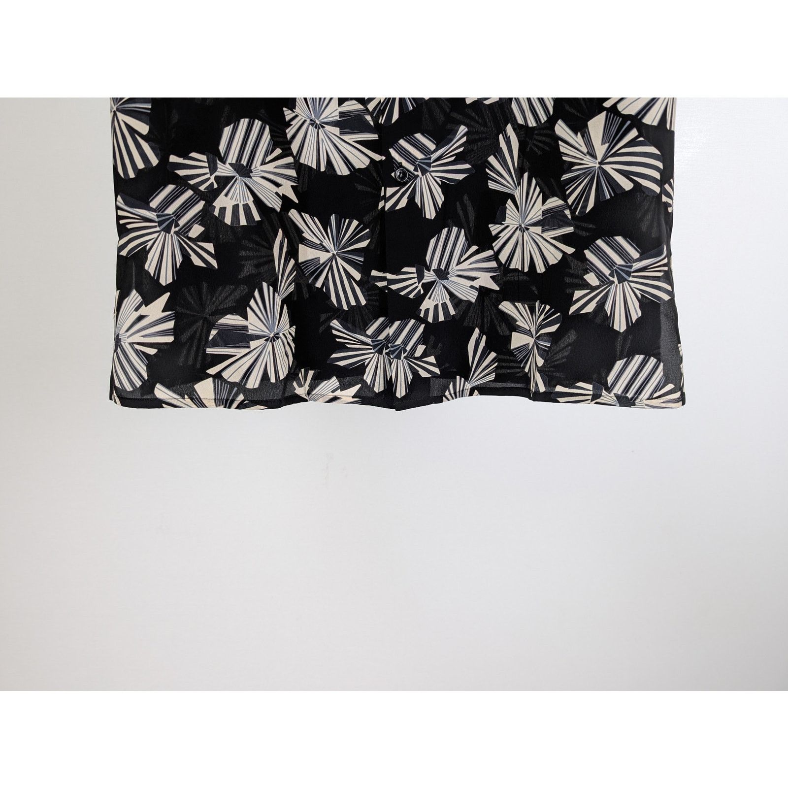 Saint Laurent Paris o1rshd1 Imprime Fleur Origami Half sleeve Shirt in Noir Size US S / EU 44-46 / 1 - 4 Thumbnail
