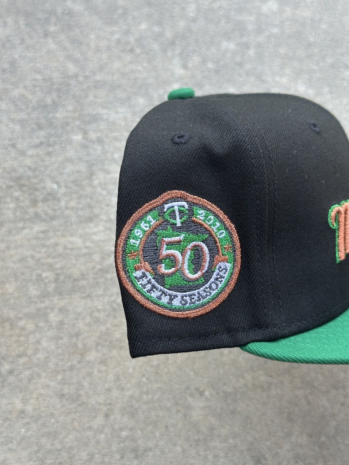 MLB × New Era Minnesota Twins Two Tone Script Fitted Hat 7 1/4 Size ONE SIZE - 2 Thumbnail