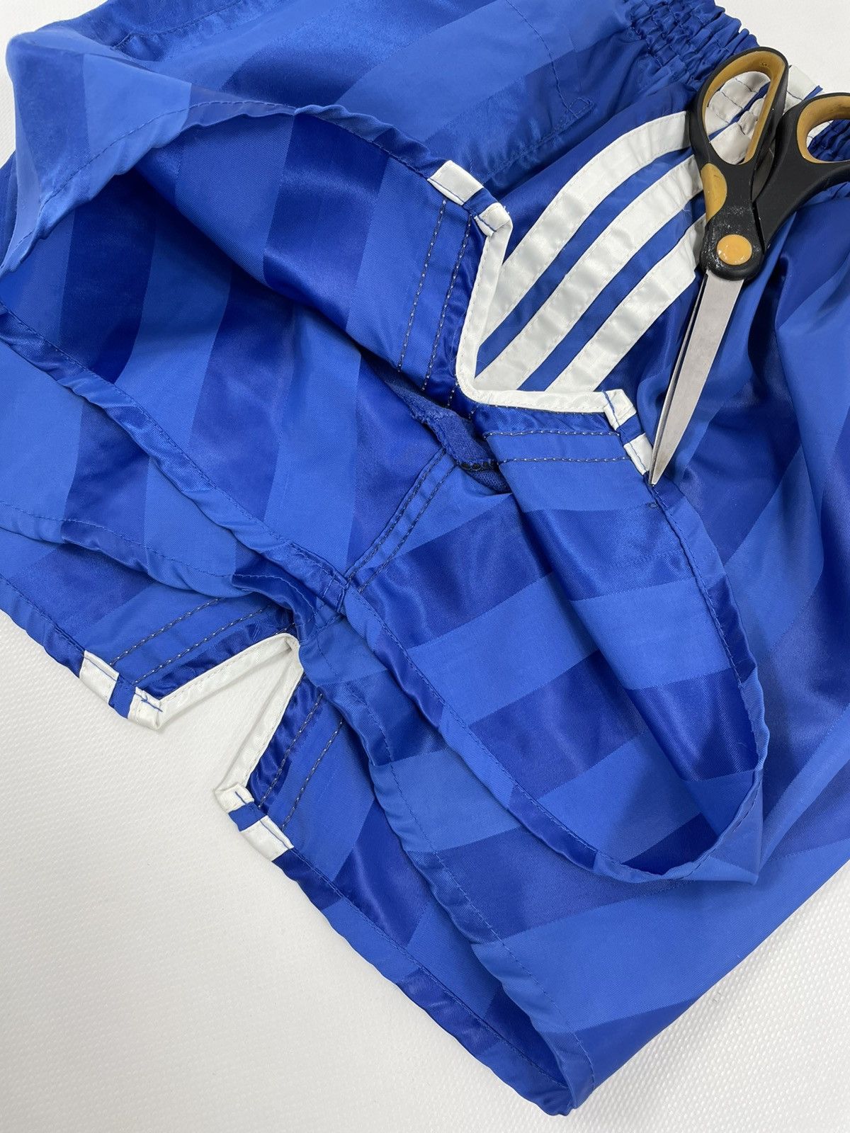 Adidas 70 ADIDAS West Germany 3-Stripes Nylon Sprinter Glanz Shorts Size US 32 / EU 48 - 15 Thumbnail