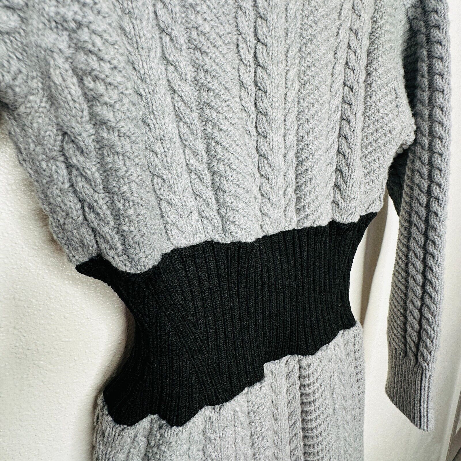 Alexander McQueen Alexander McQueen Gray Knit Black Waist VNeck Sweater Dress Size M / US 6-8 / IT 42-44 - 6 Thumbnail