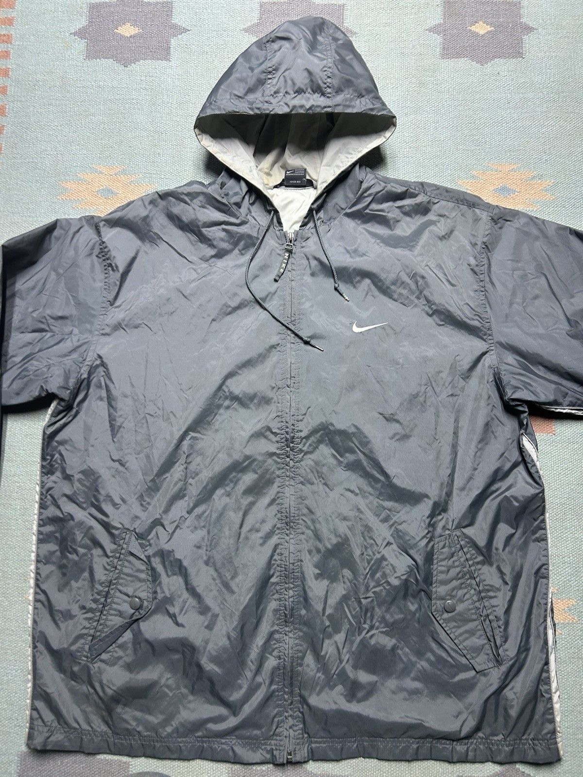 Vintage Vintage Nike hooded jacket windbreaker spell out swoosh XL Size US XL / EU 56 / 4 - 2 Thumbnail
