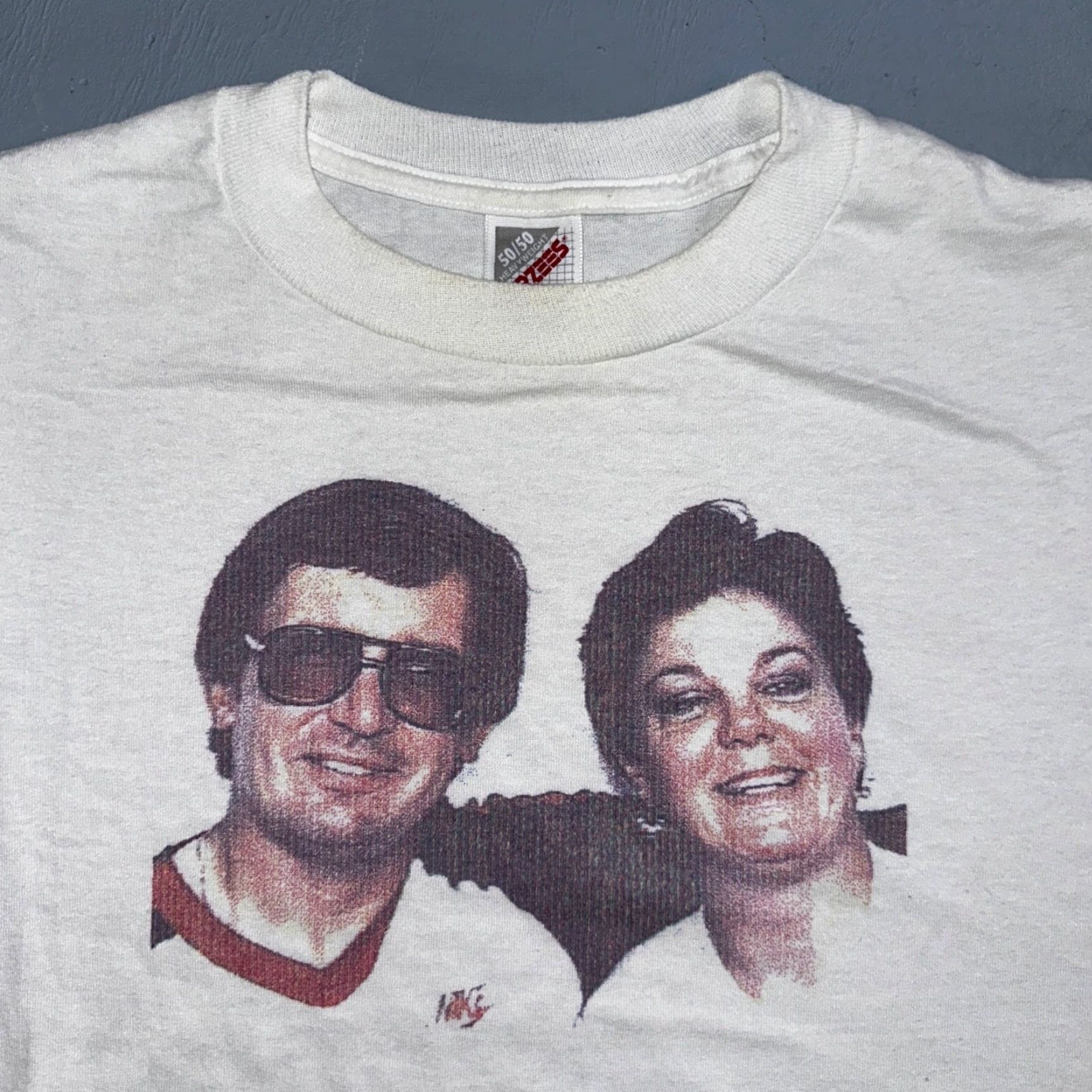 Jerzees VINTAGE Aviator Sunglasses VTG T Shirt Family Photo 2 Random People 1970s Vibe Funny Size US L / EU 52-54 / 3 - 2 Thumbnail