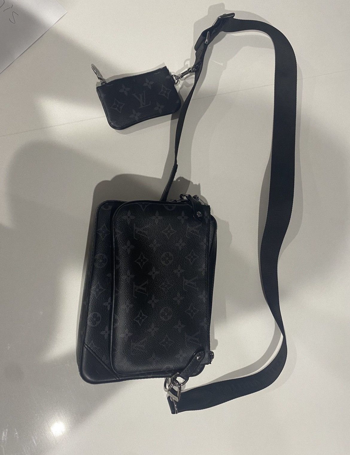Louis Vuitton Louie v satchel bag Size ONE SIZE - 1 Thumbnail