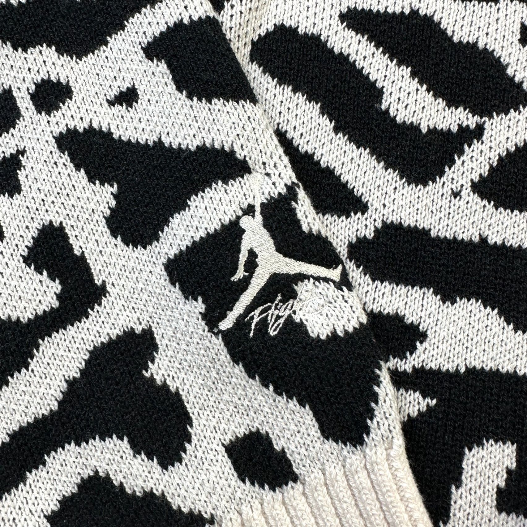 Jordan Brand VINTAGE Jordan Sweater Mens XL Cardigan White Black Elephant Print Heritage Size US XL / EU 56 / 4 - 5 Thumbnail