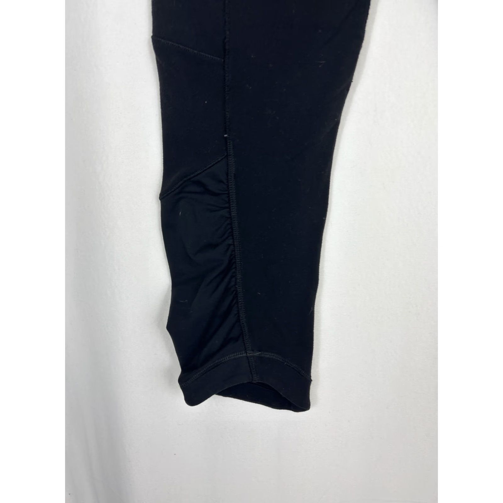 Lululemon Lululemon Women's Size 8 Black Soft Below Knee Scrunch Leggings Capri Activewear Size 30" / US 8 / IT 44 - 7 Thumbnail