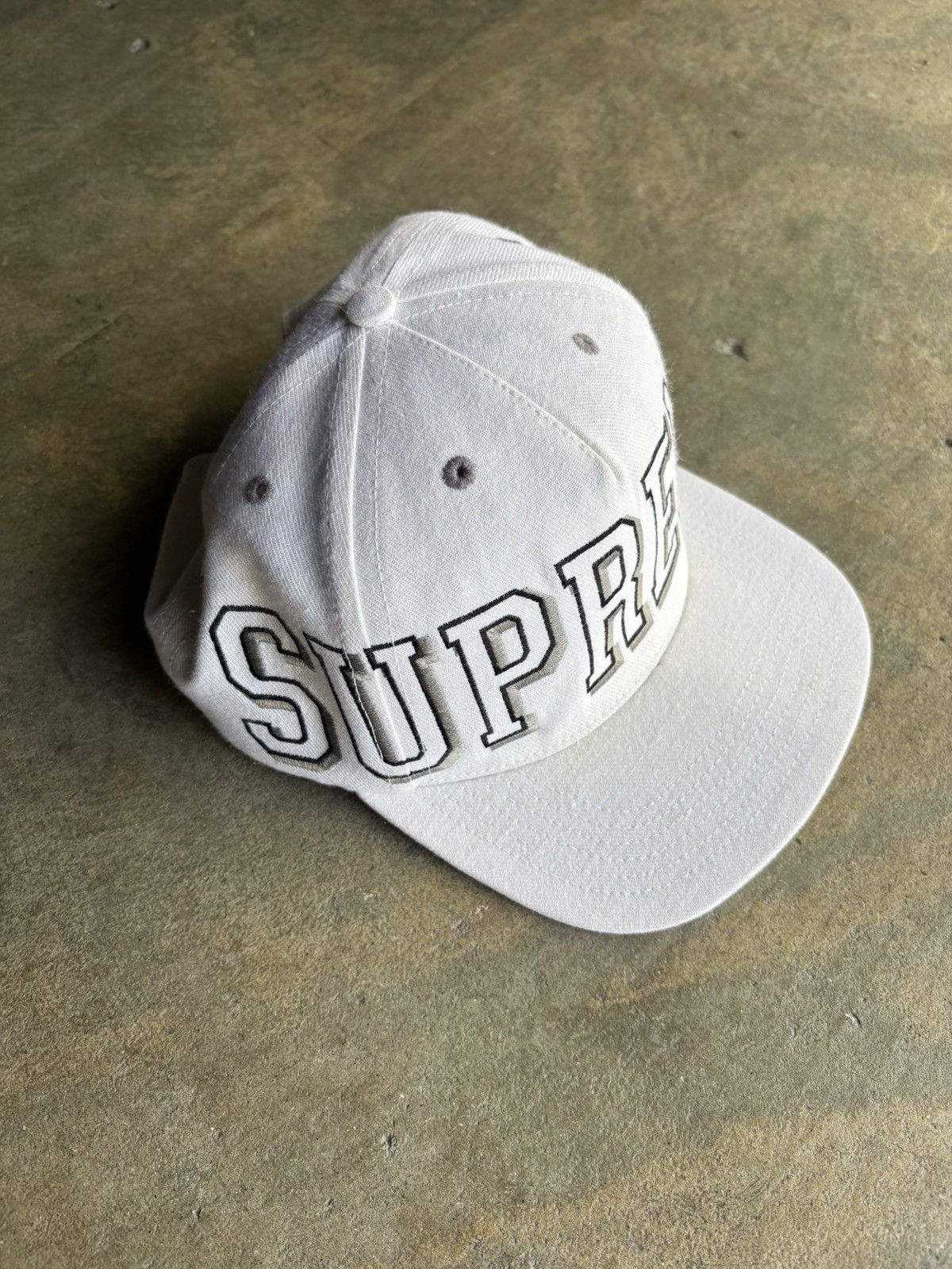 Supreme White Supreme Wrap Around Logo Snapback hat Size ONE SIZE - 2 Thumbnail