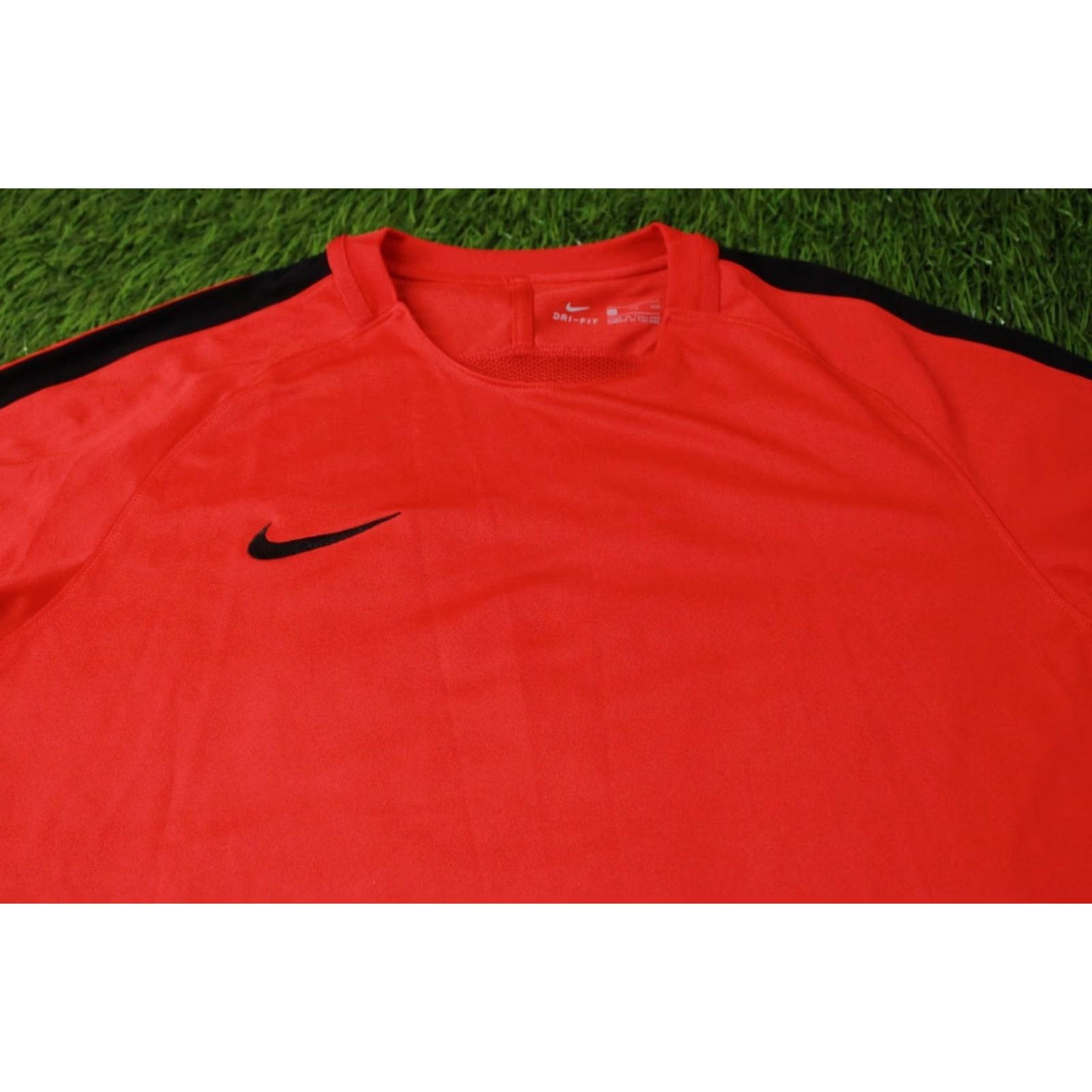 Nike Nike Squad Dri-FIT Shirt Men XXL Red and Black Football Jersey T-Shirt 2017 Nike Dri-Fit Squad Mens XXL Red Black Football Shirt Size US XXL / EU 58 / 5 - 2 Thumbnail