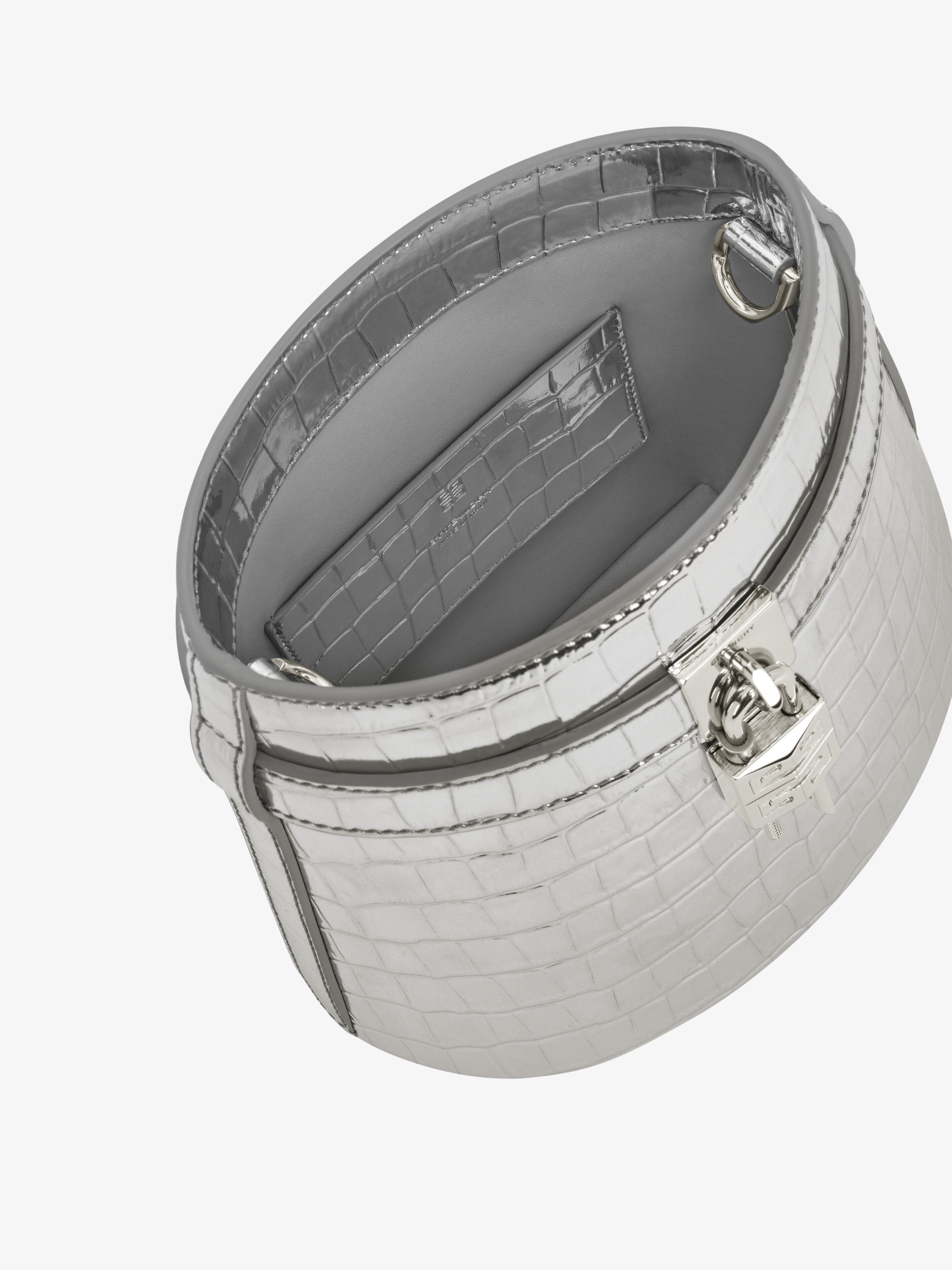 oc11z0725 Size: OS / Shark Lock Bucket Bag in Silvery
