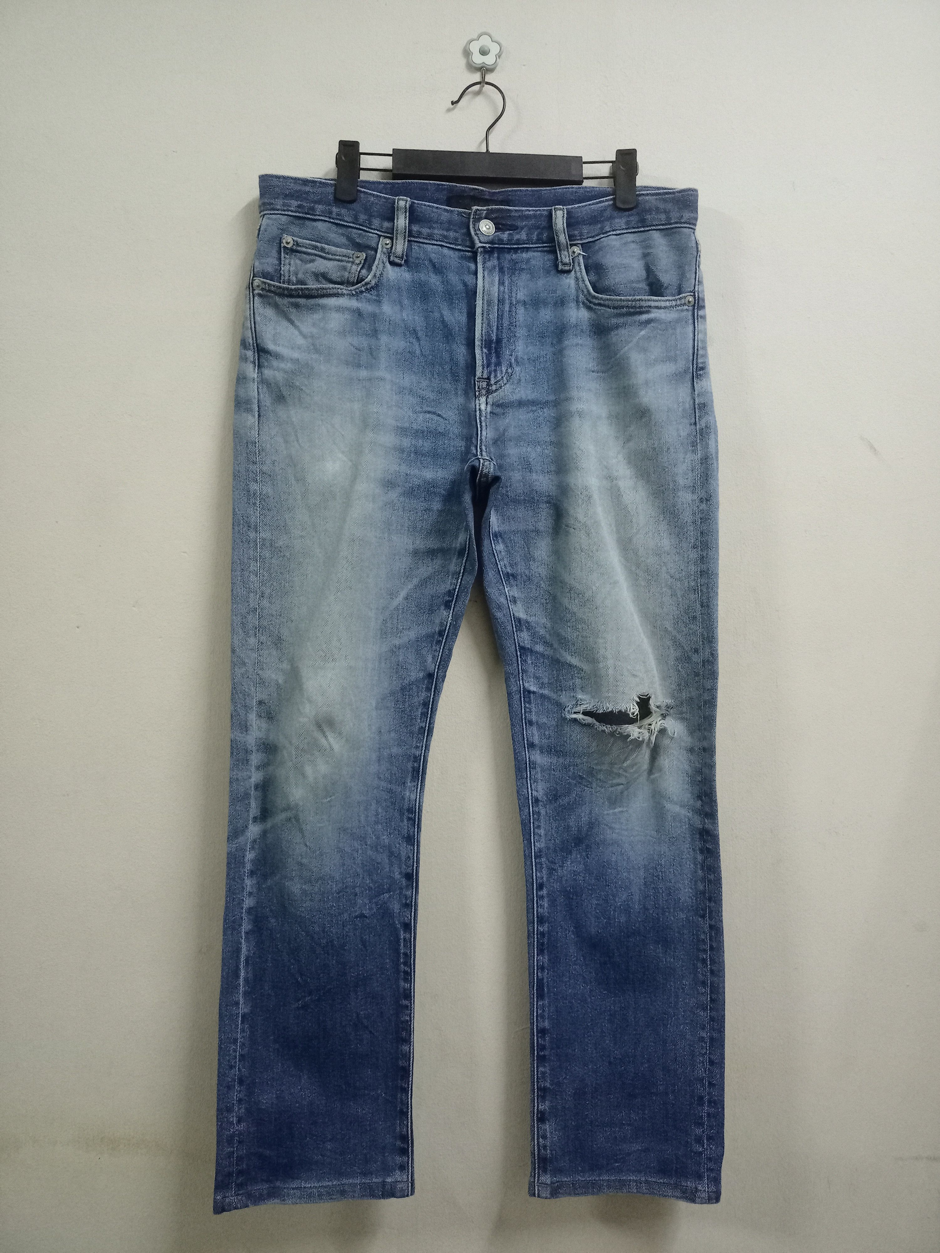 Japanese Brand × Uniqlo Vintage Uniqlo Blue Wash Classic Style Distressed Jeans Size US 33 - 13 Thumbnail